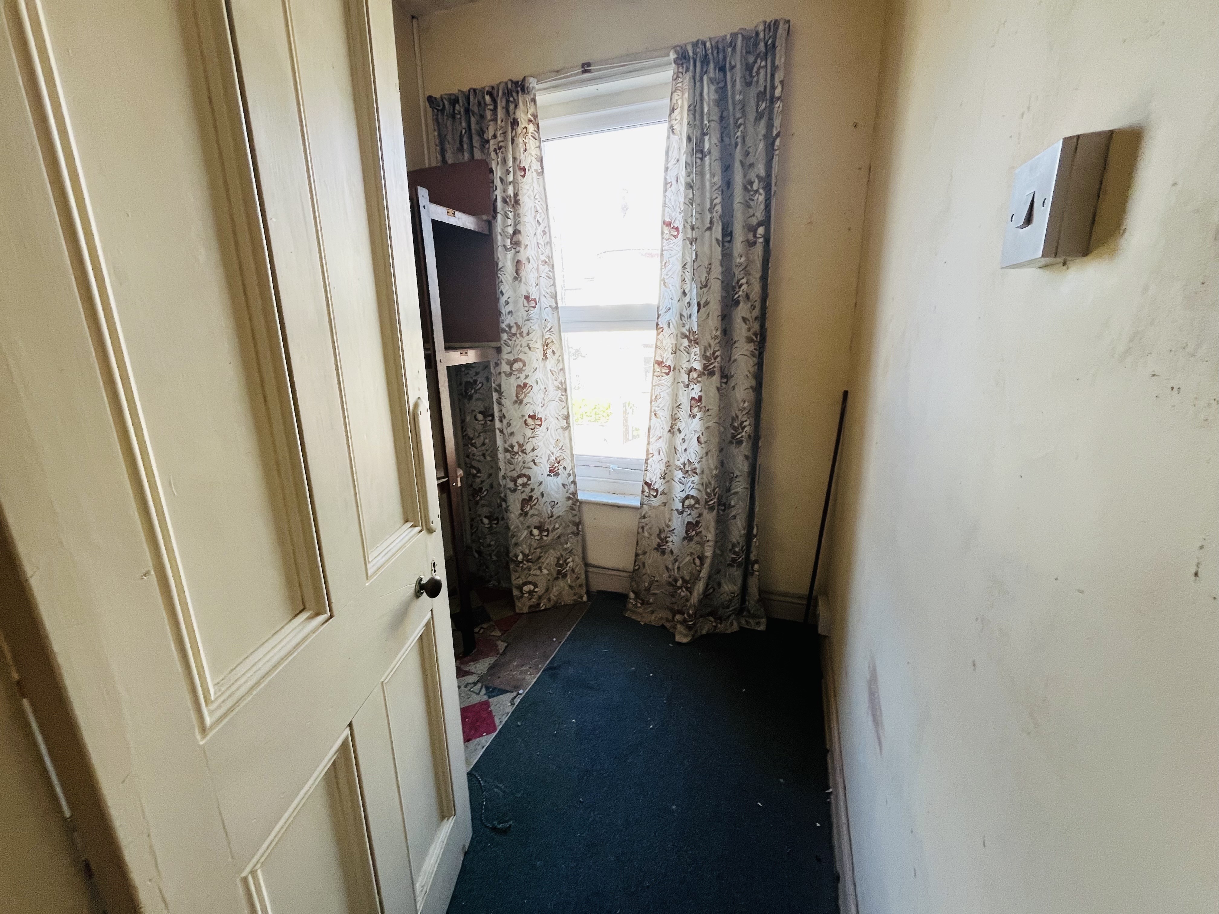 VACANT - Long Leasehold Mid Terrace House