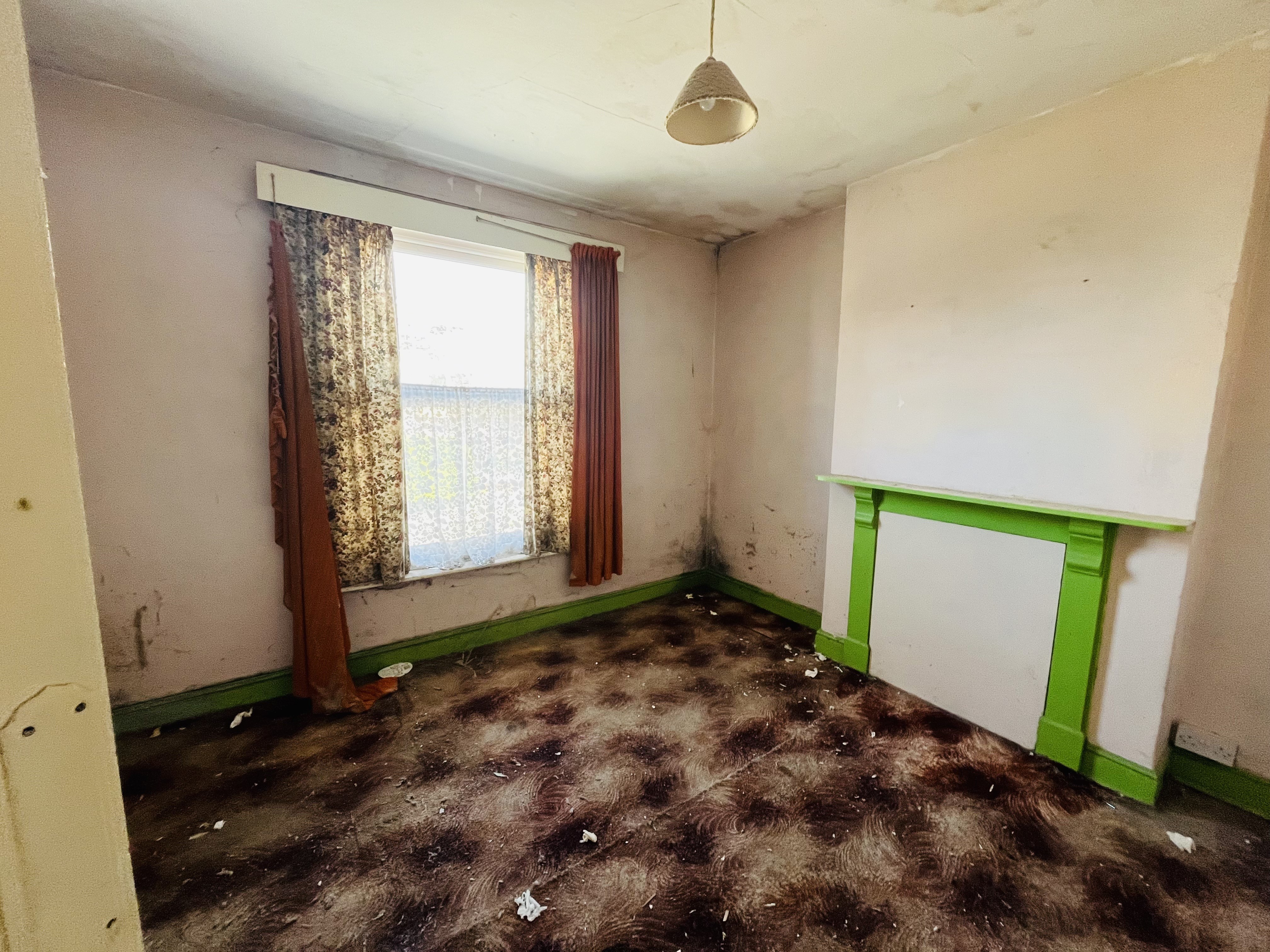 VACANT - Long Leasehold Mid Terrace House