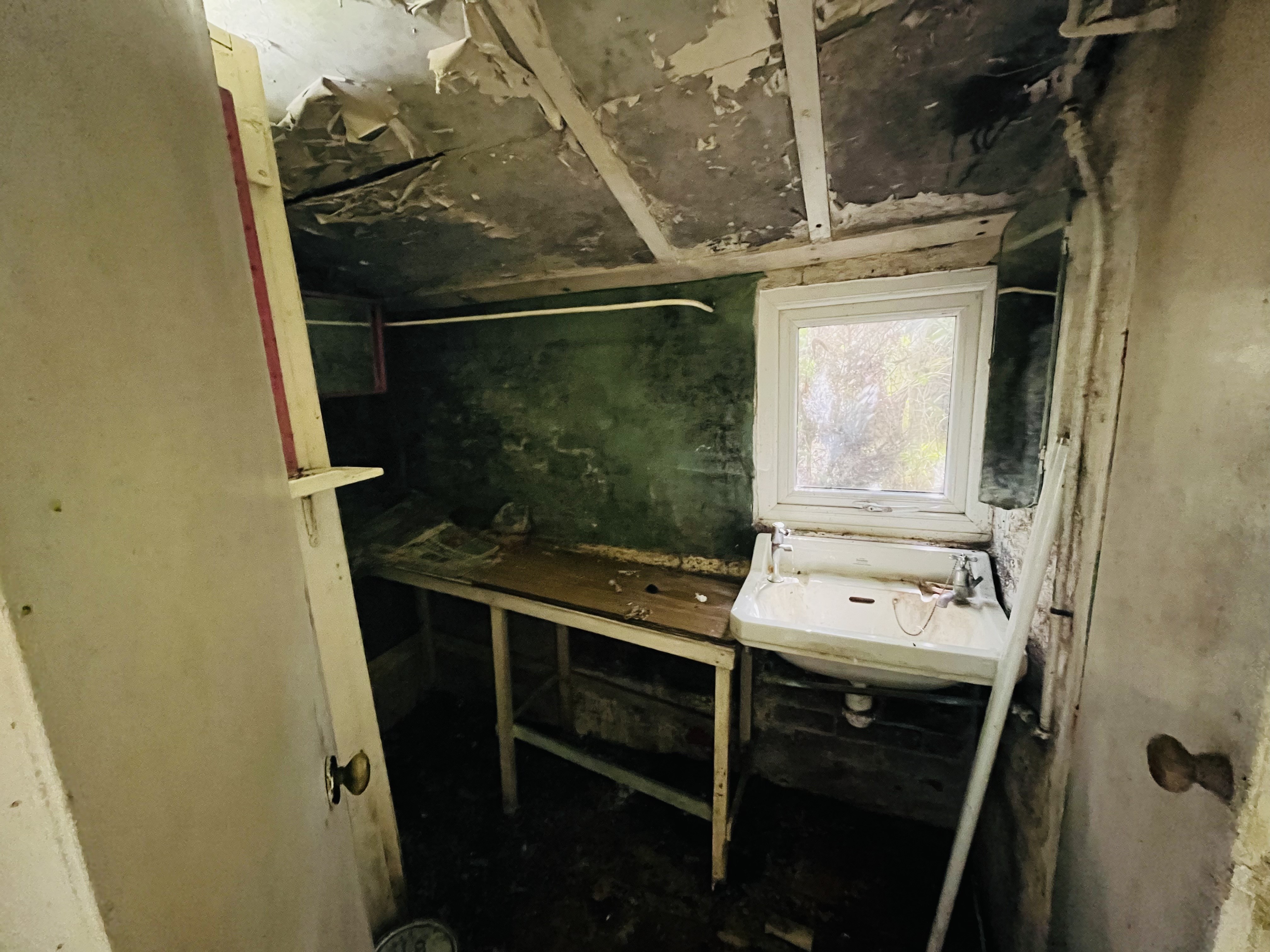 VACANT - Long Leasehold Mid Terrace House