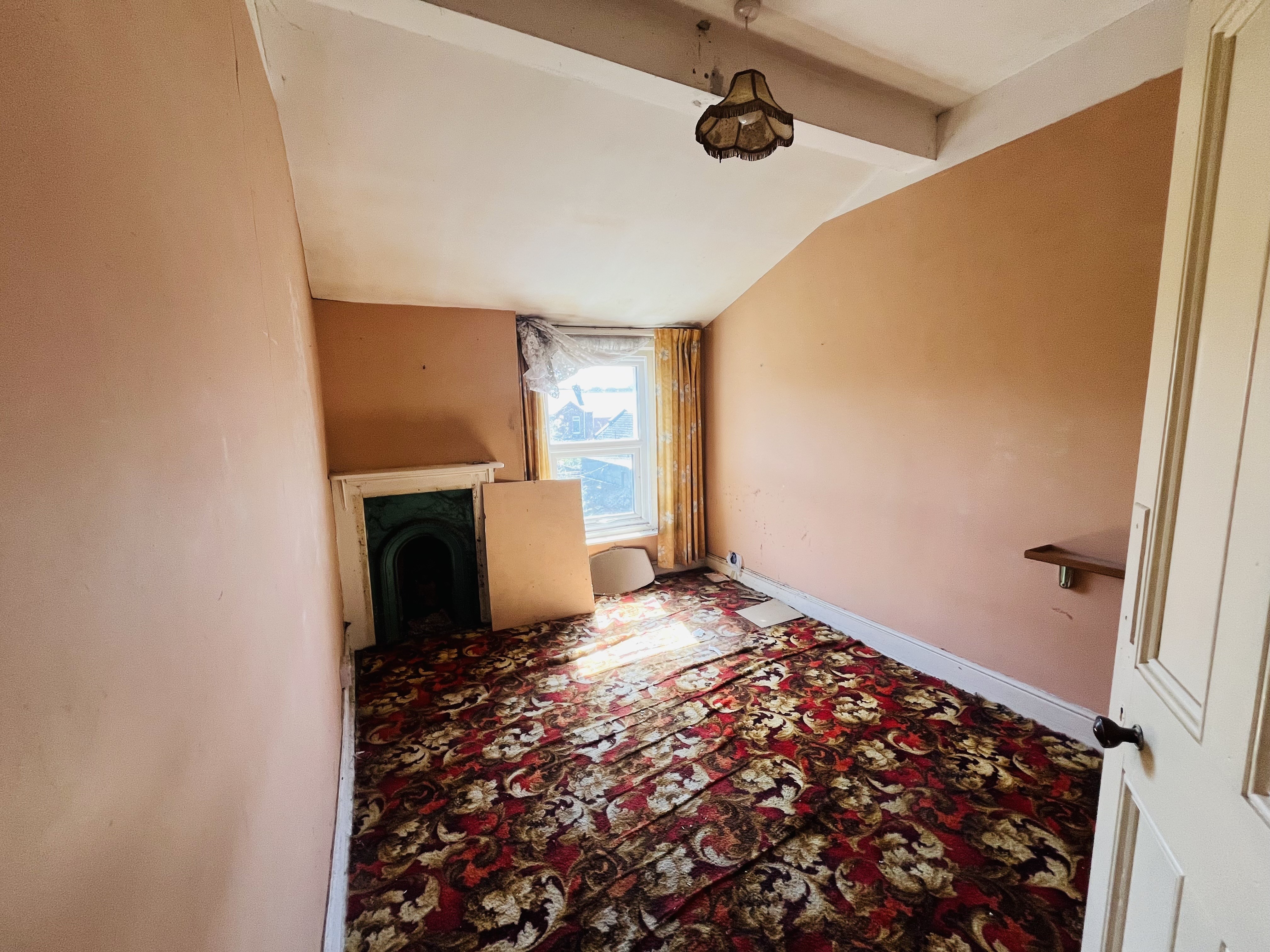 VACANT - Long Leasehold Mid Terrace House
