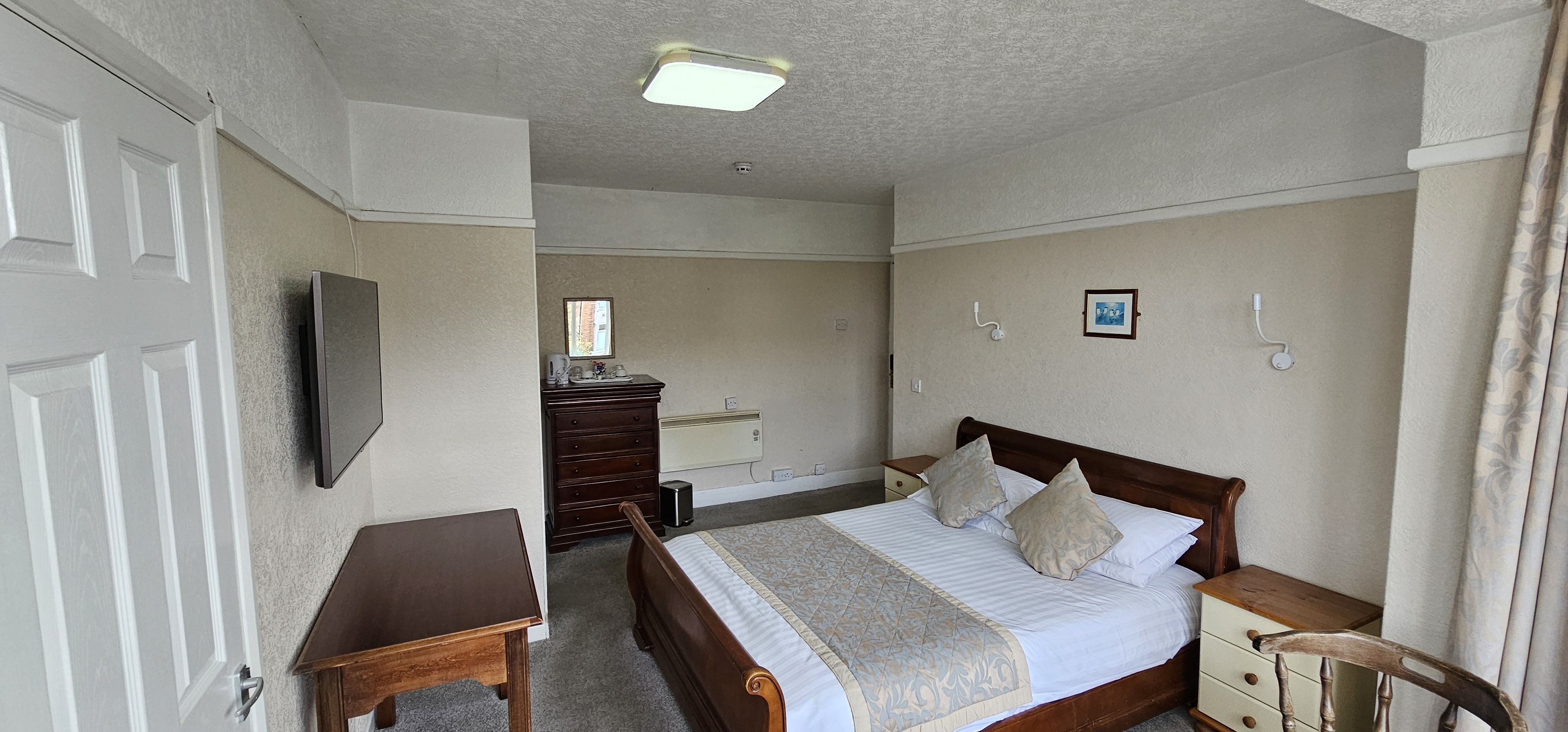 VACANT - Substantial Freehold Detached Hotel