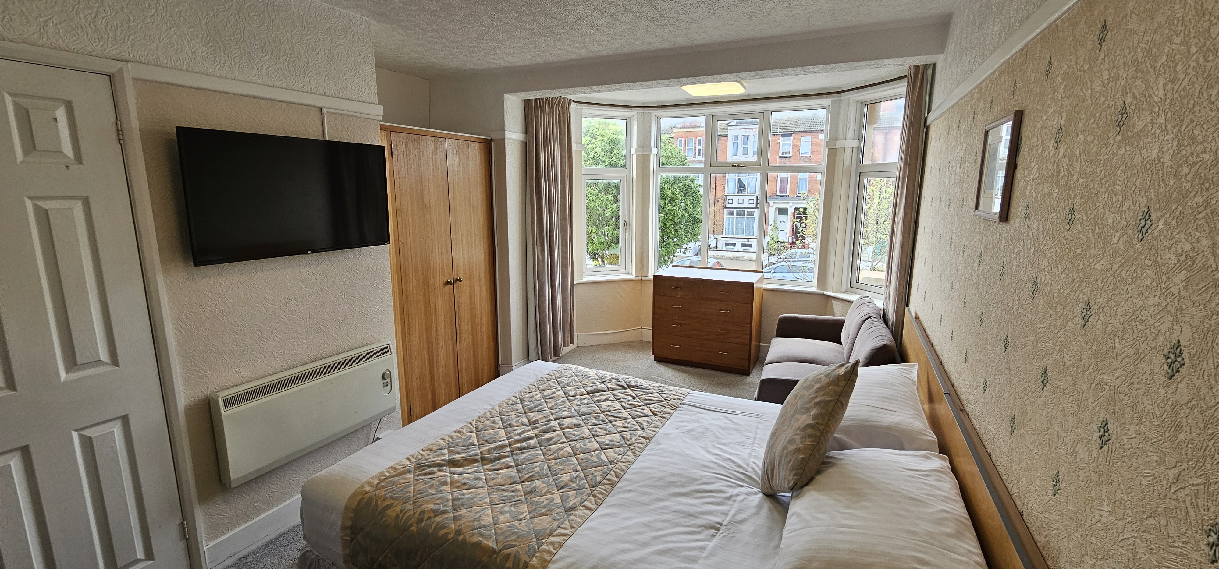 VACANT - Substantial Freehold Detached Hotel