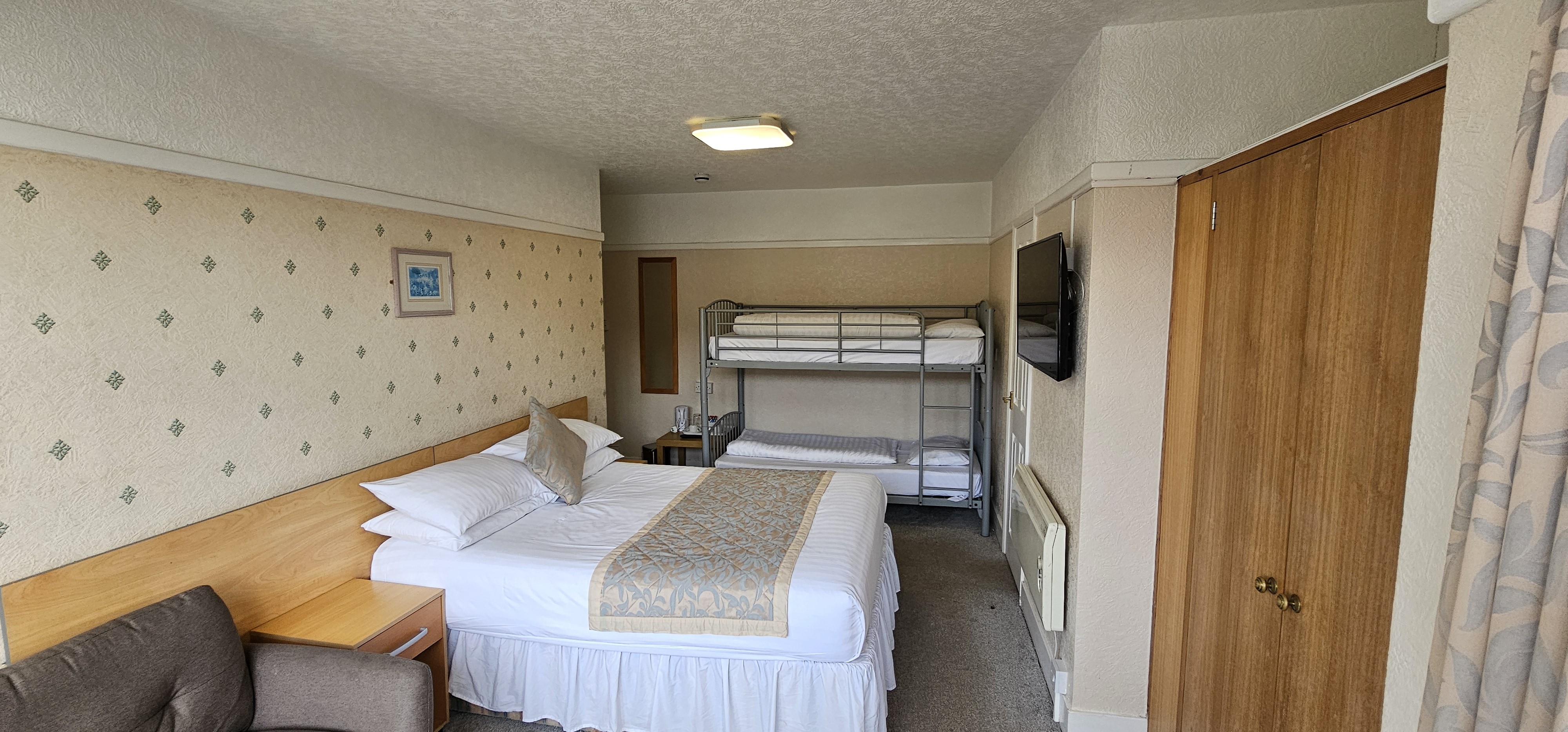 VACANT - Substantial Freehold Detached Hotel