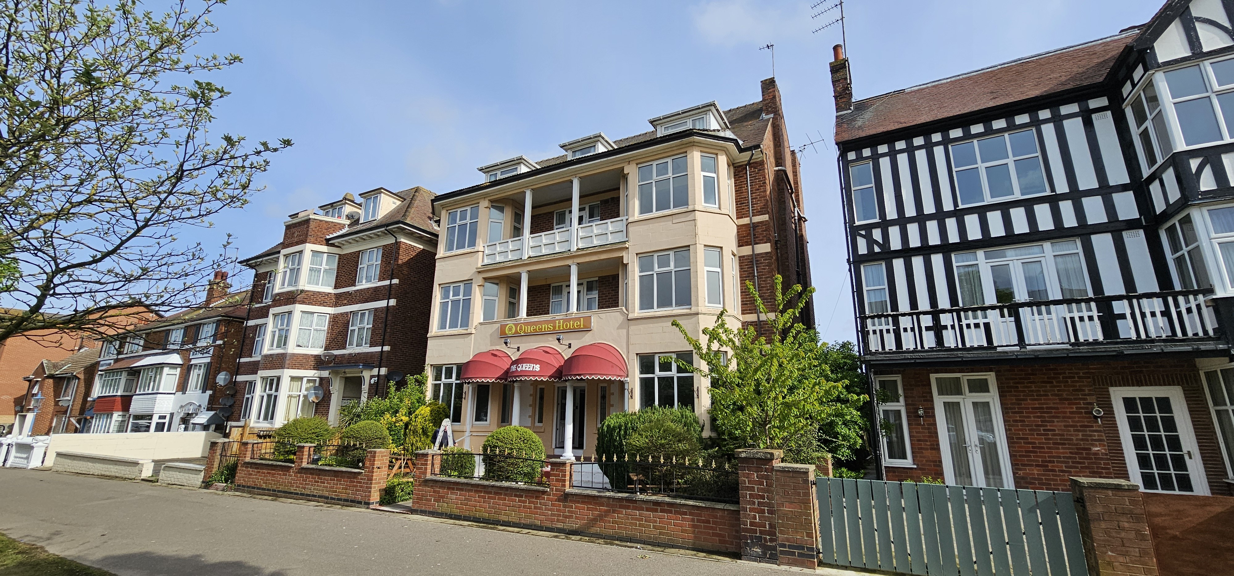 VACANT - Substantial Freehold Detached Hotel