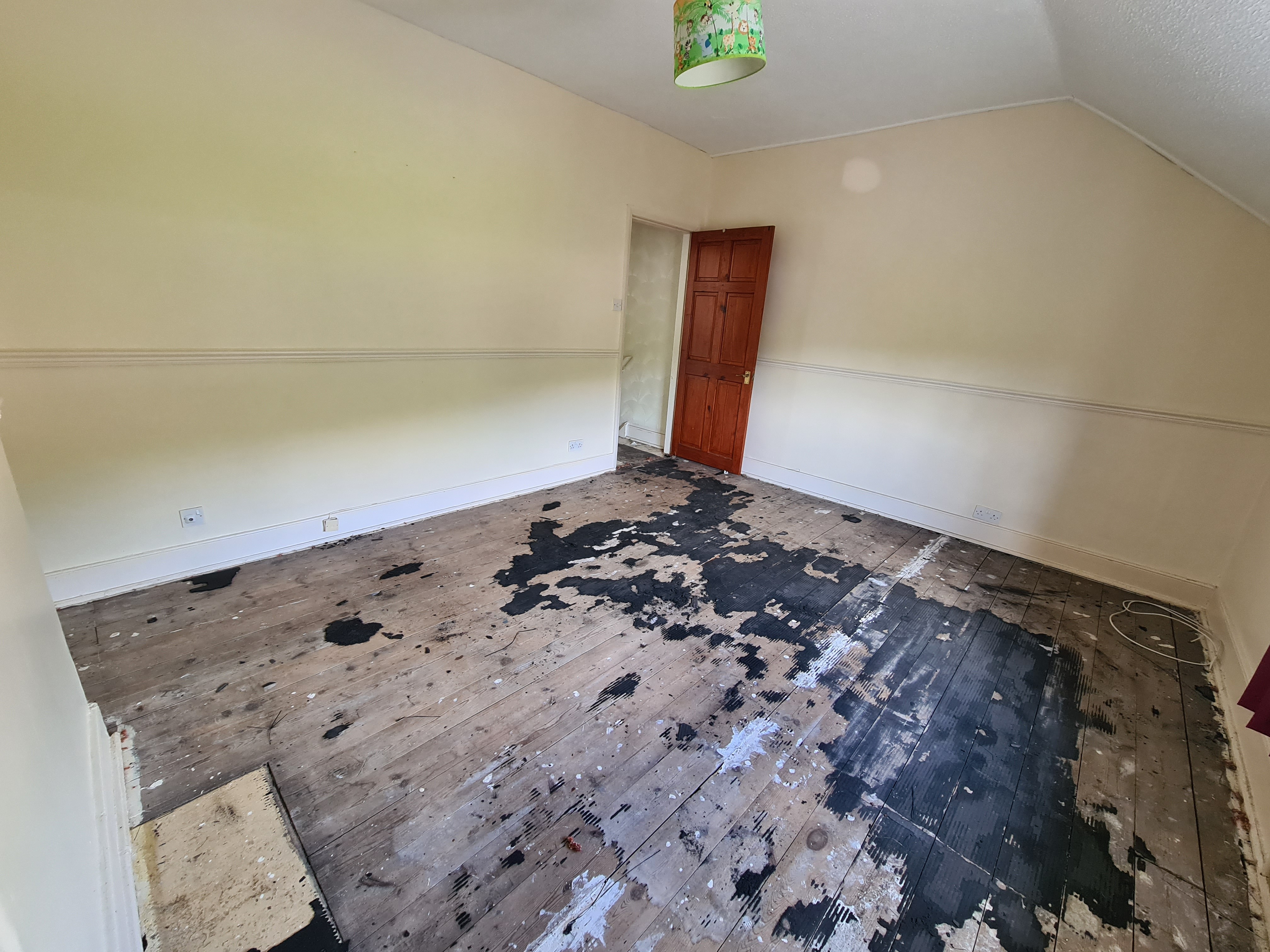 VACANT - Freehold Mid Terrace House