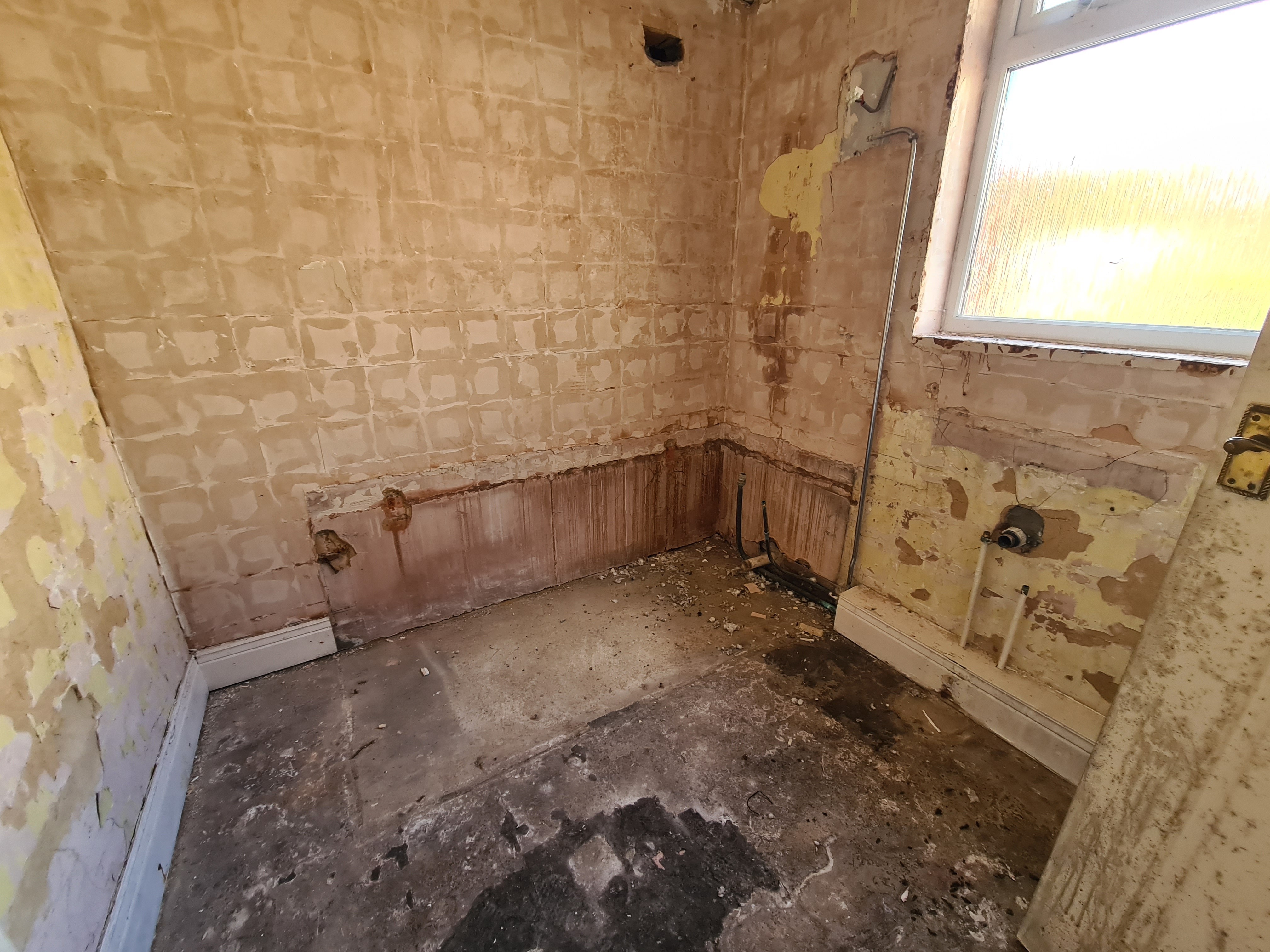 VACANT - Freehold Mid Terrace House
