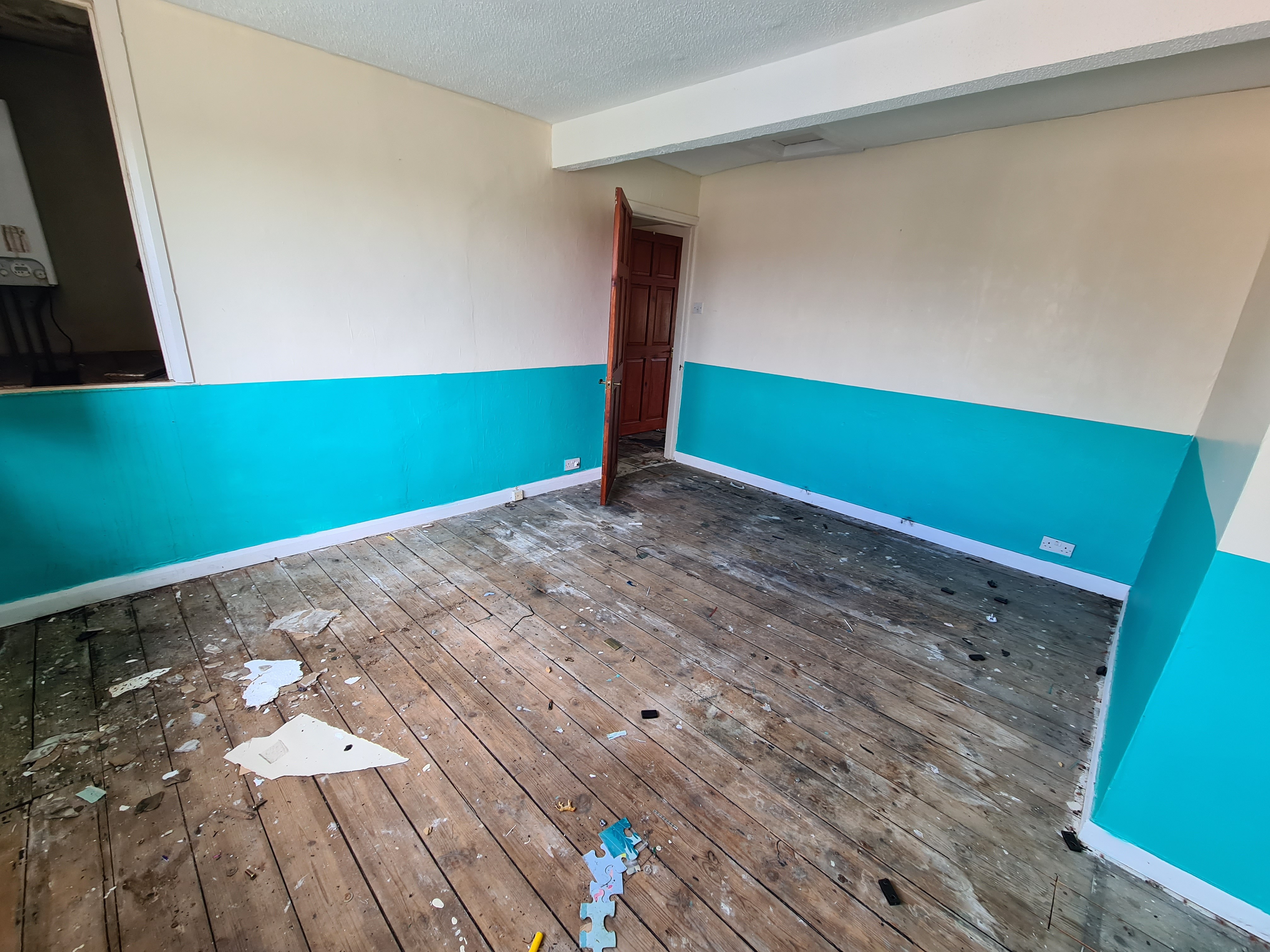 VACANT - Freehold Mid Terrace House