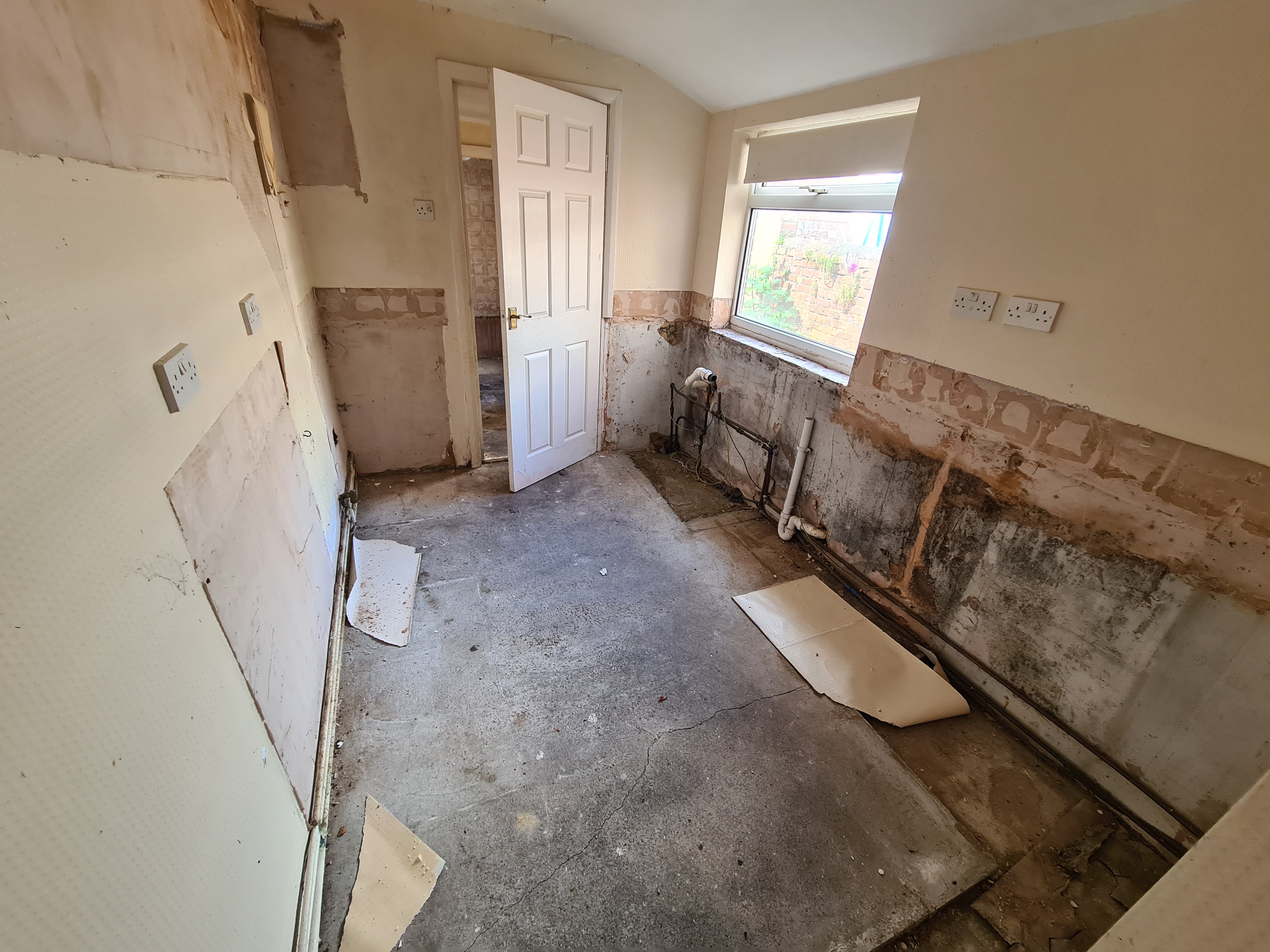 VACANT - Freehold Mid Terrace House