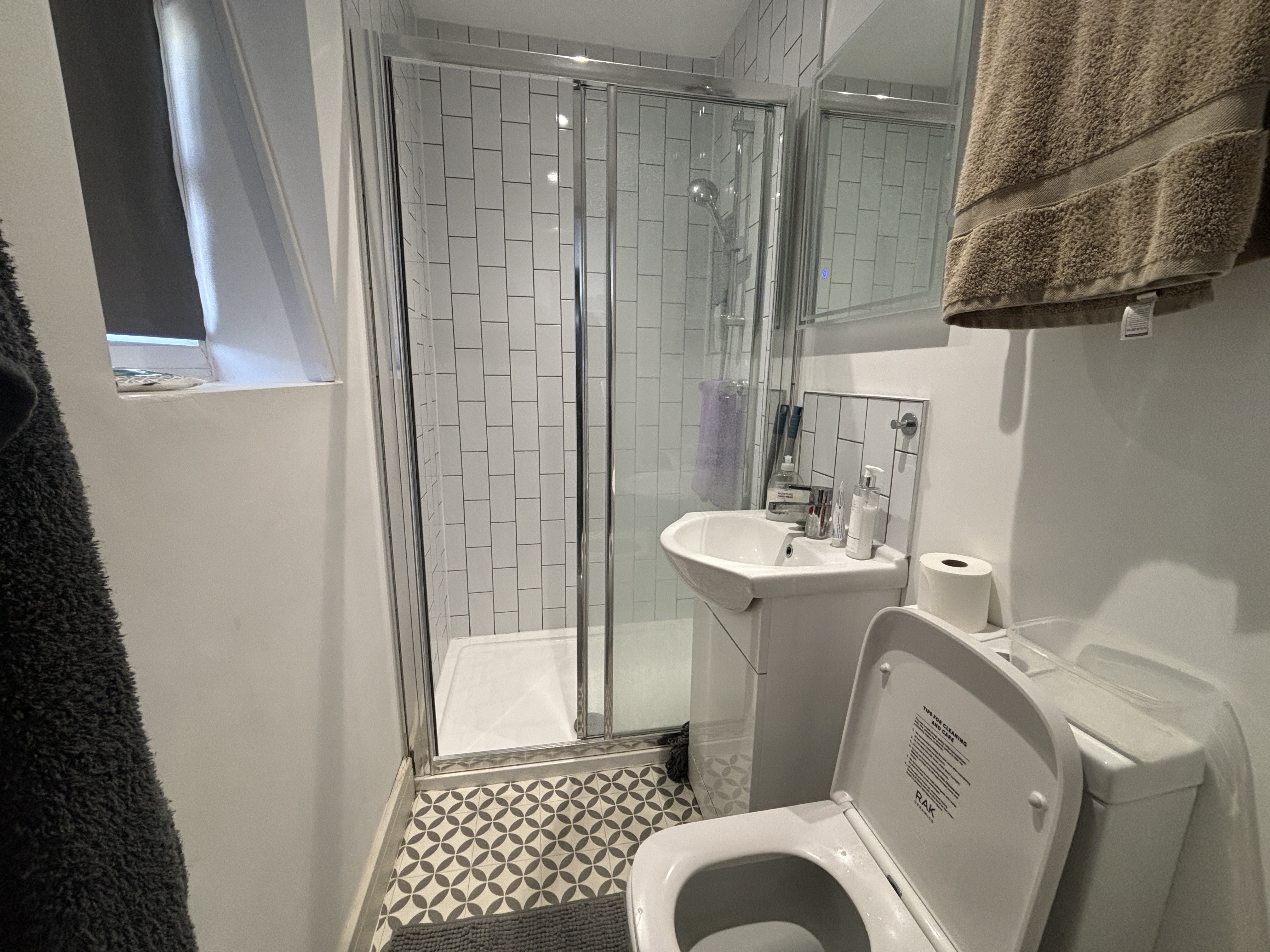INVESTMENT - Freehold Semi-Detached HMO Building