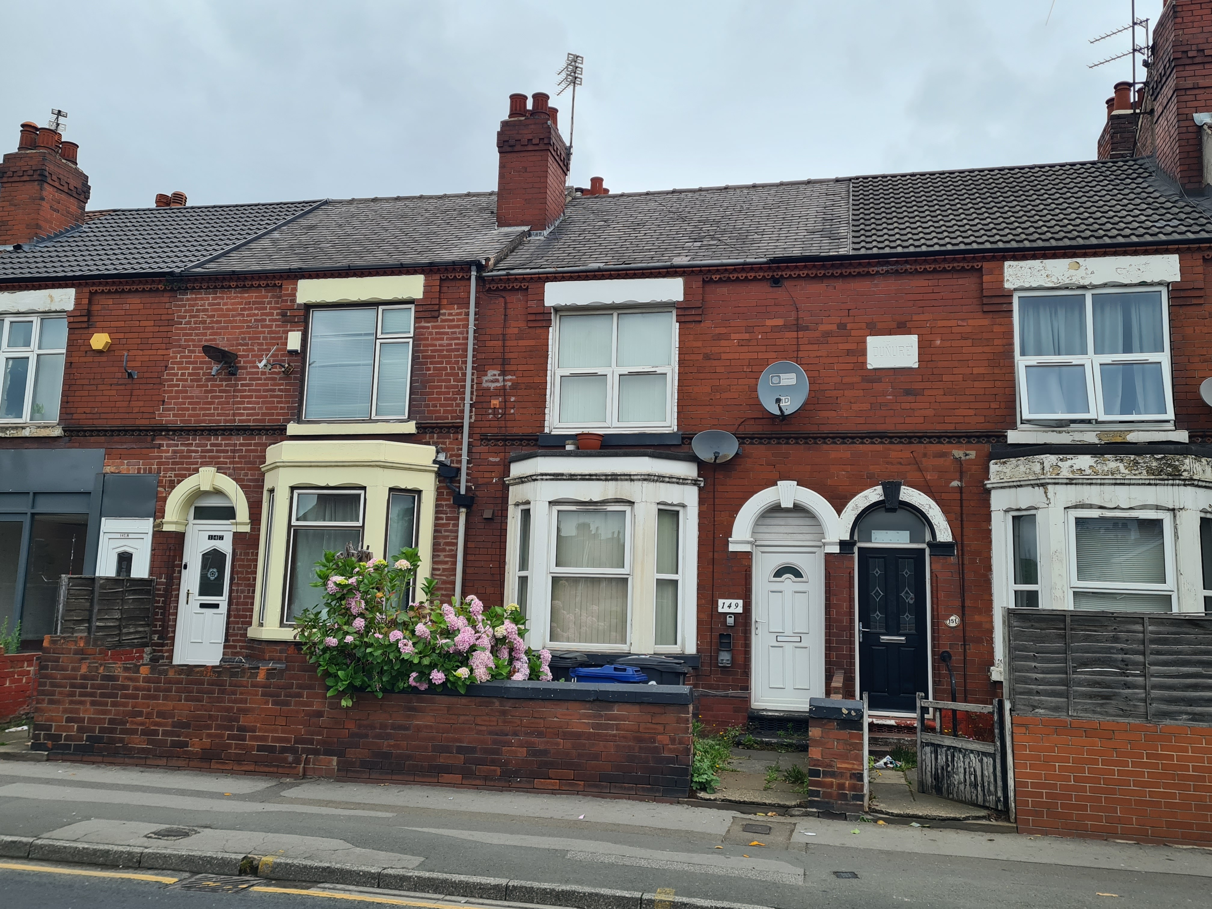 INVESTMENT/PART VACANT - Freehold Mid Terrace Building