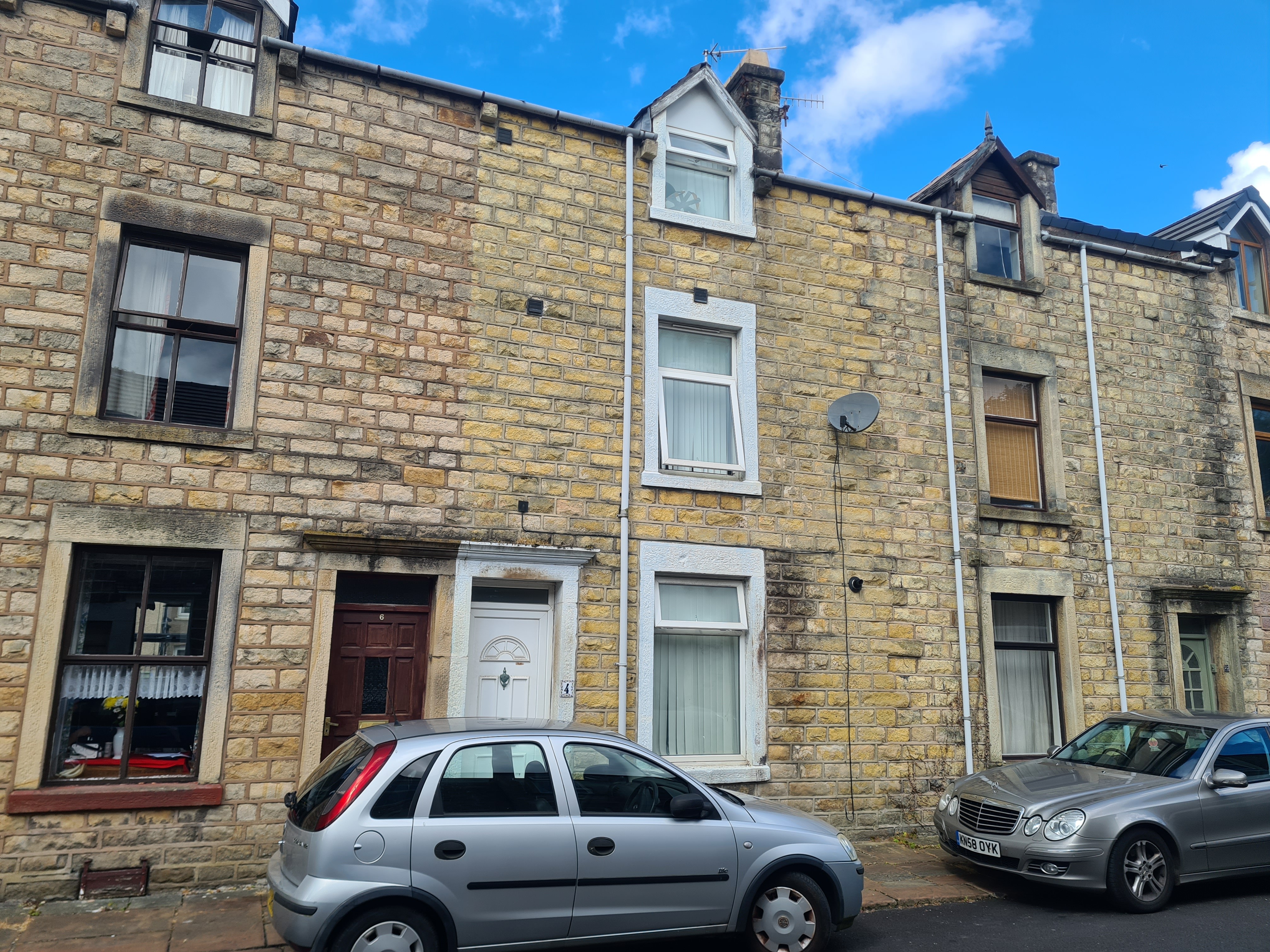 INVESTMENT - Freehold Mid Terrace House 