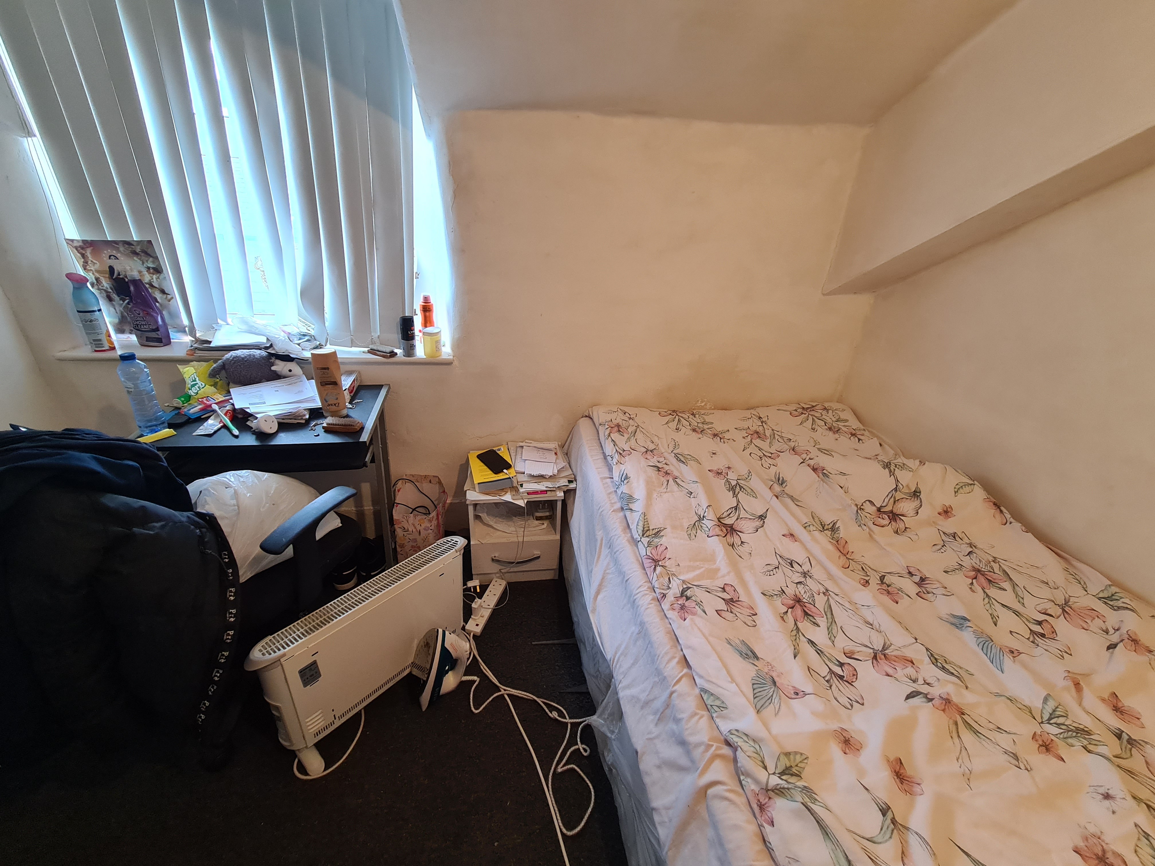 INVESTMENT - Freehold Mid Terrace House 
