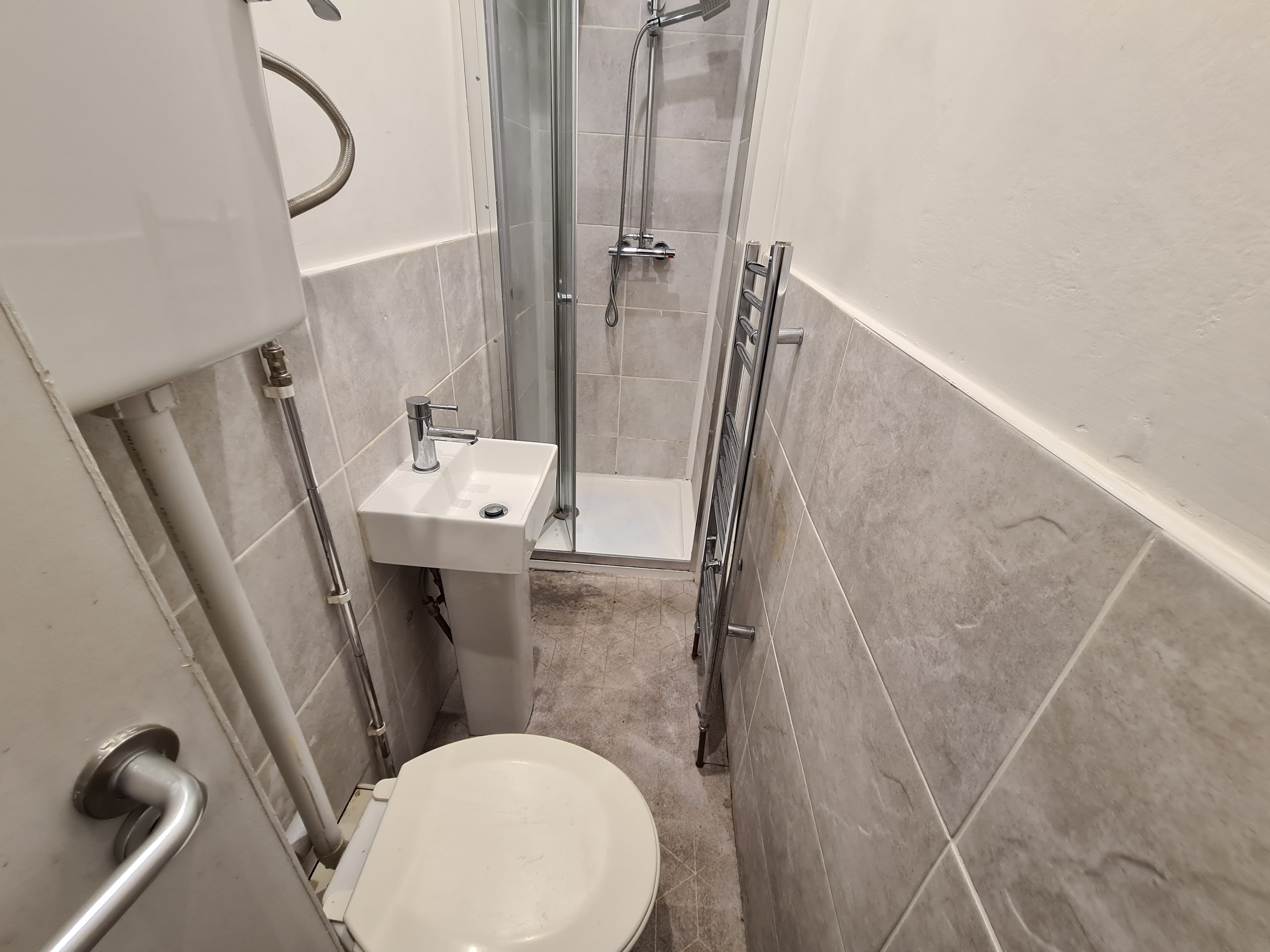 INVESTMENT - Freehold Mid Terrace House 
