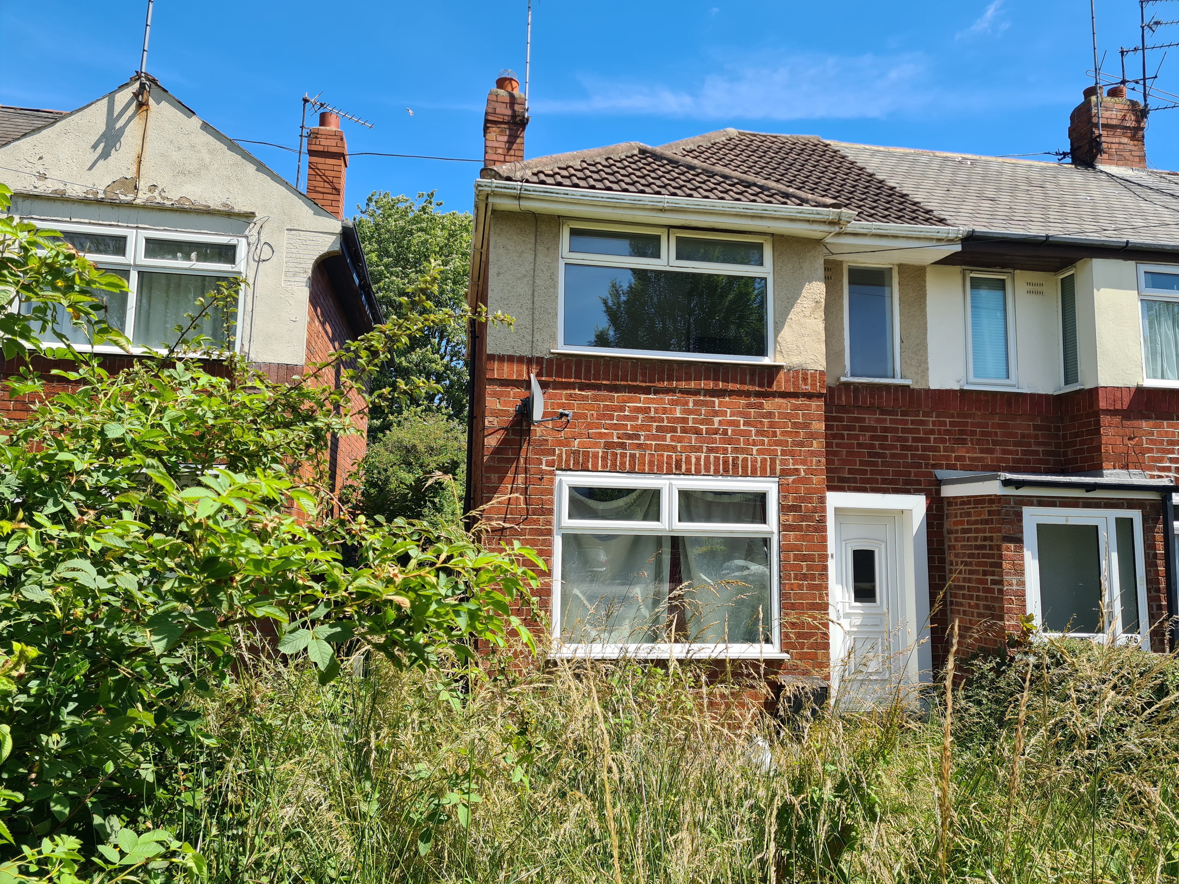 VACANT - Freehold End of Terrace House 