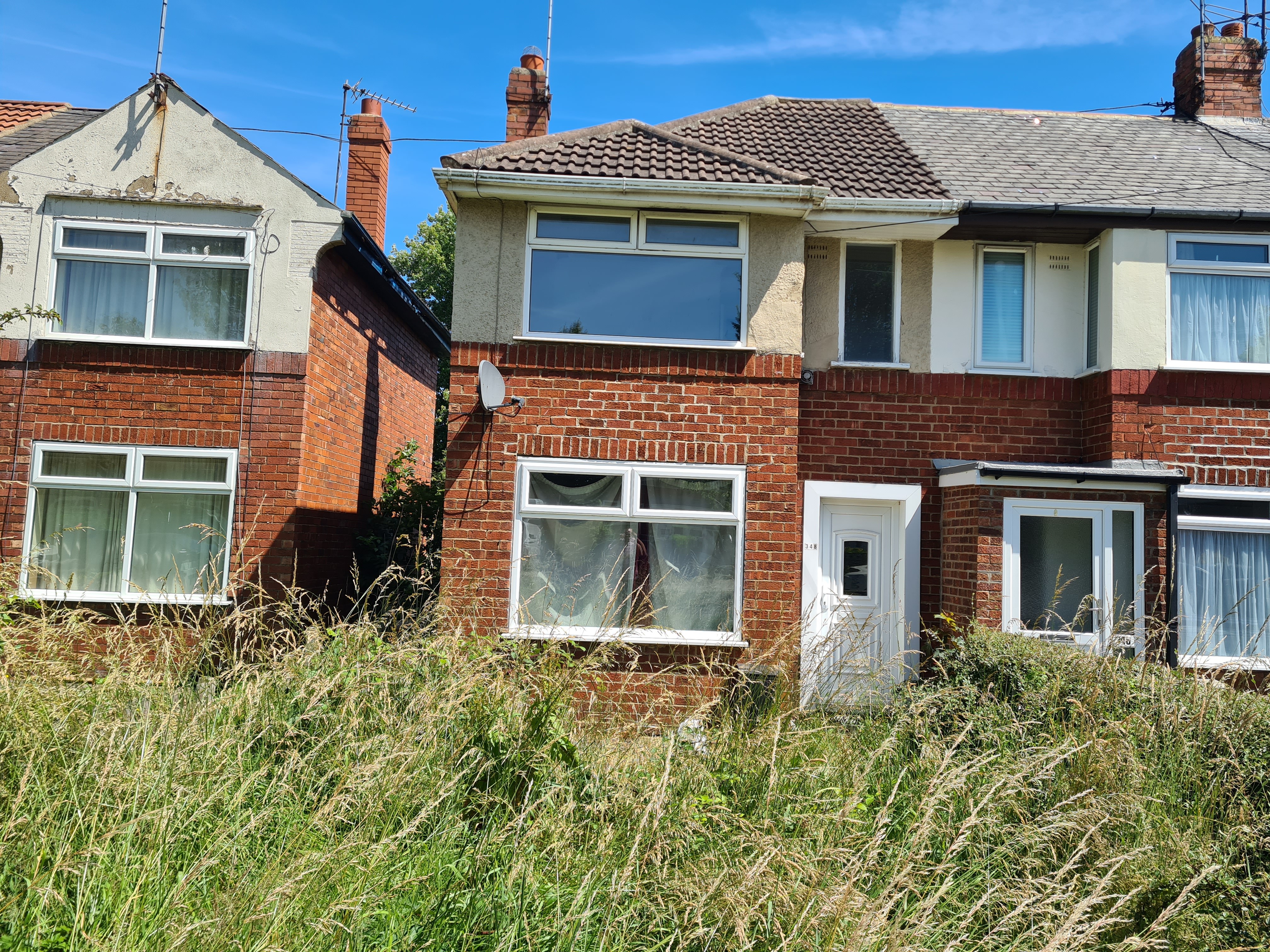 VACANT - Freehold End of Terrace House 