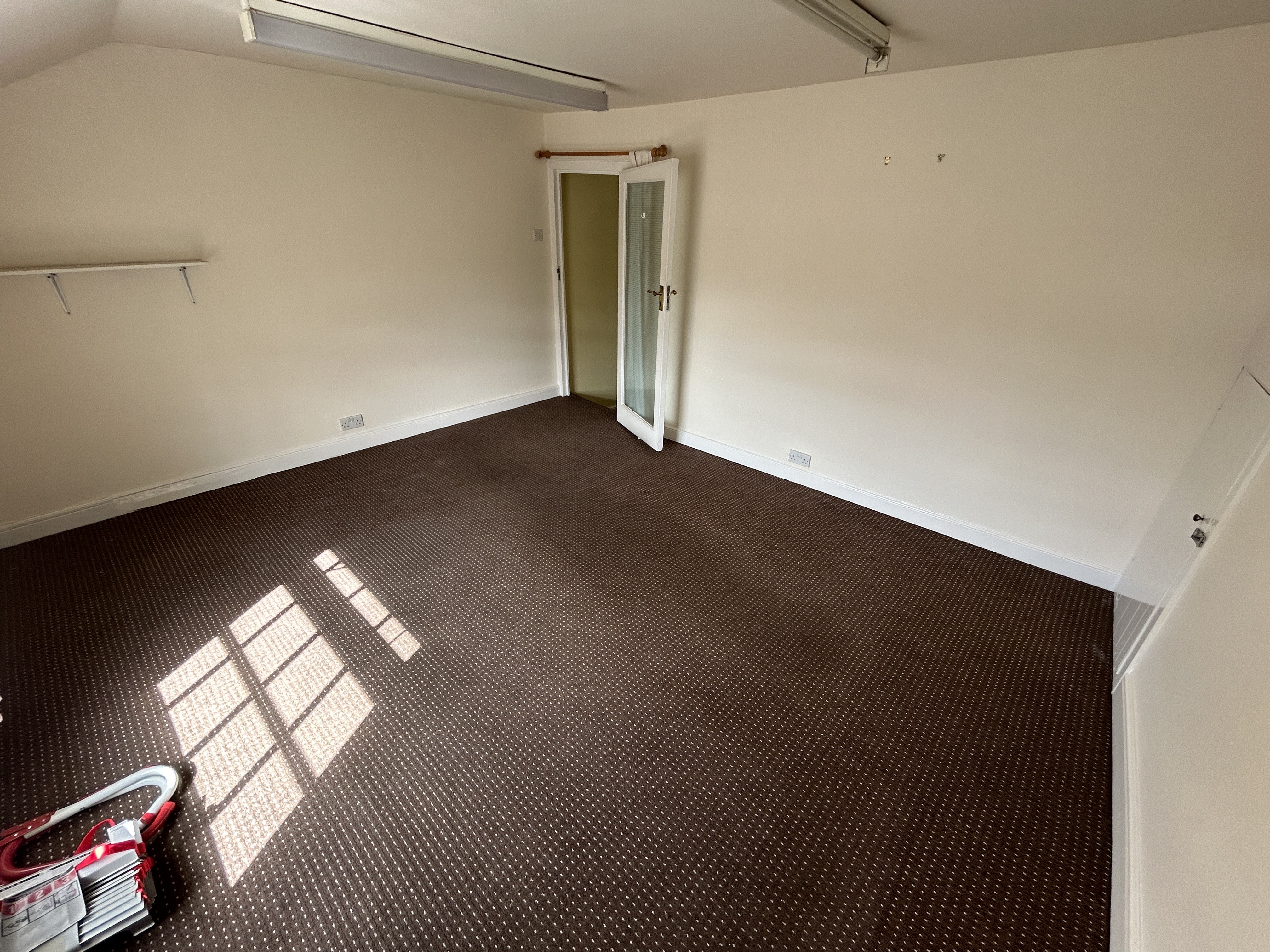 INVESTMENT/VACANT - Freehold Mid Terrace Building
