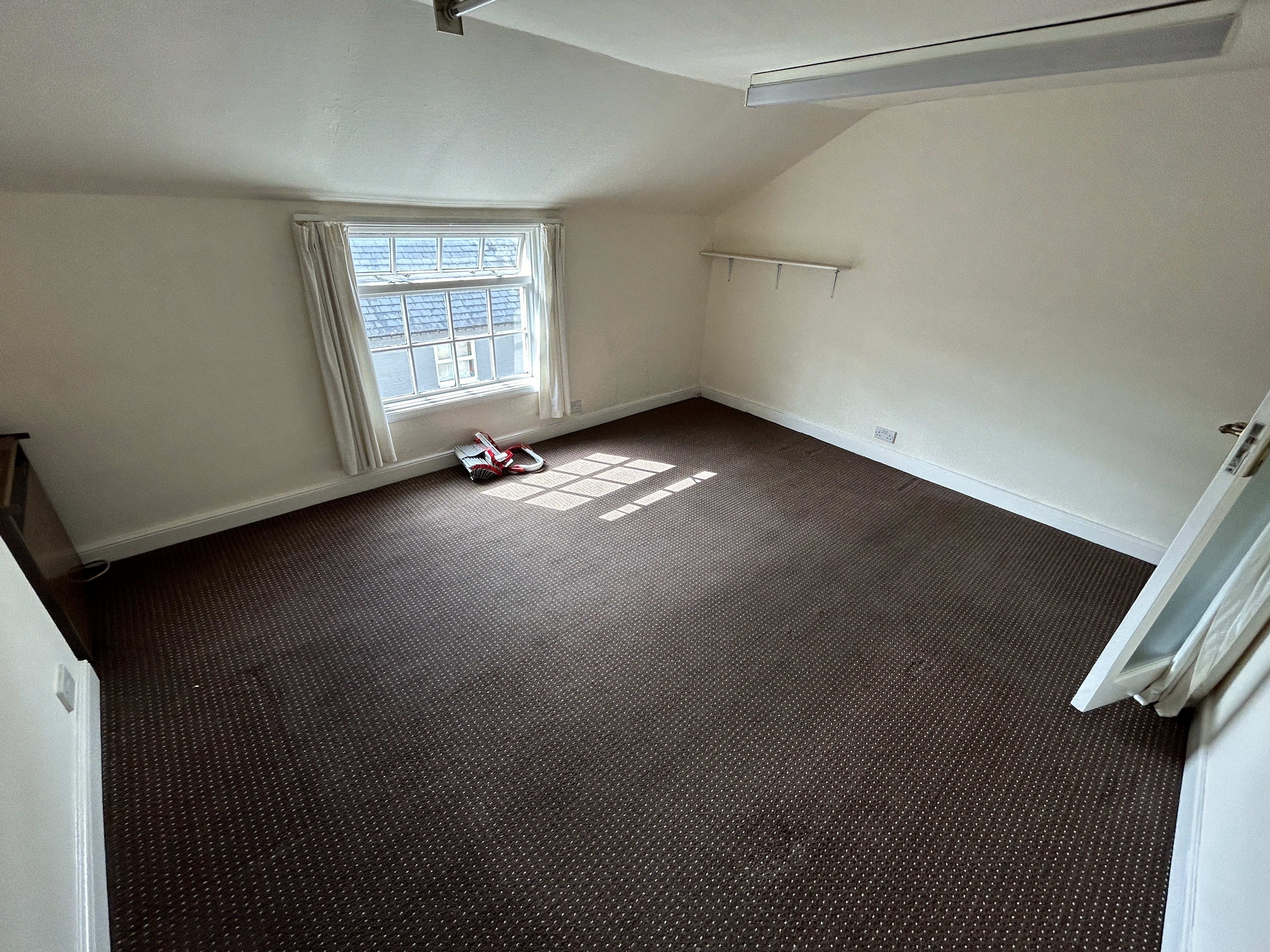 INVESTMENT/VACANT - Freehold Mid Terrace Building