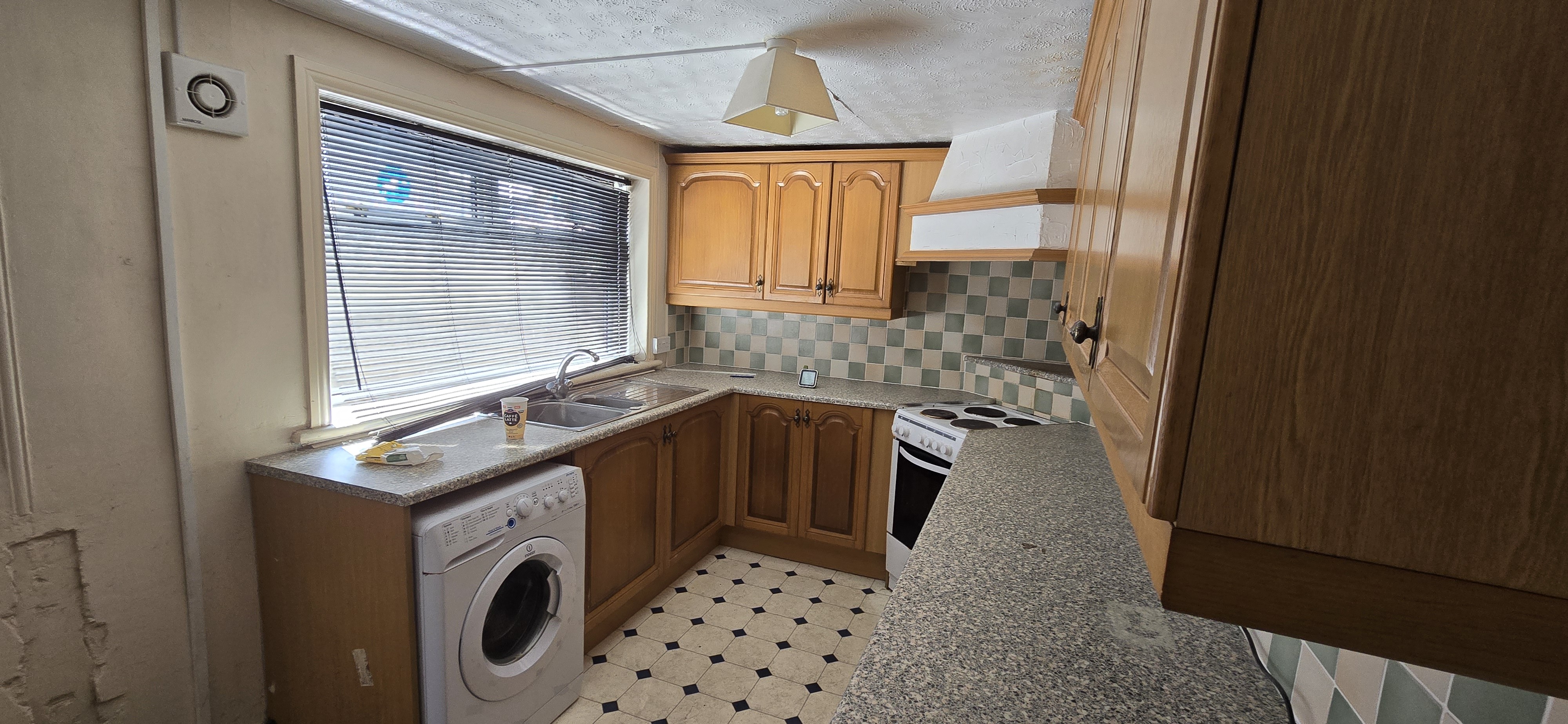 VACANT - Freehold Mid Terrace House 