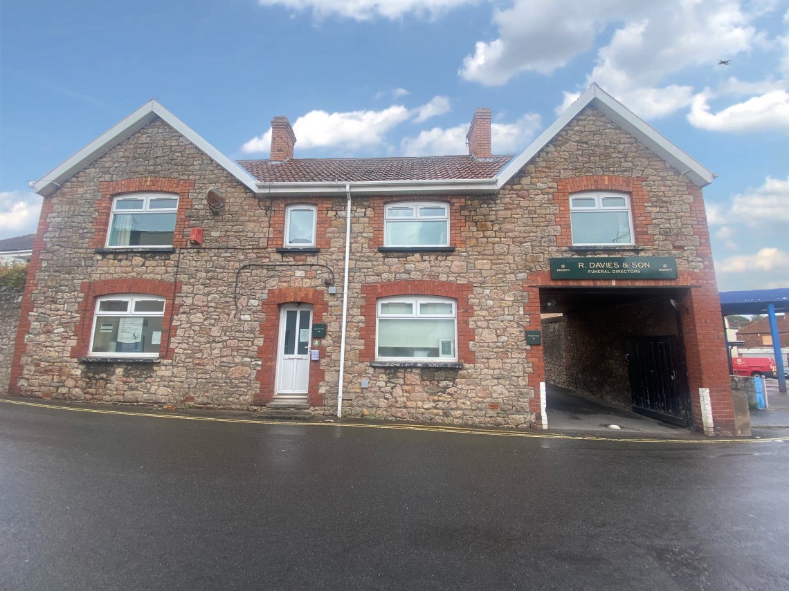 VACANT - Long Leasehold Self Contained Flat