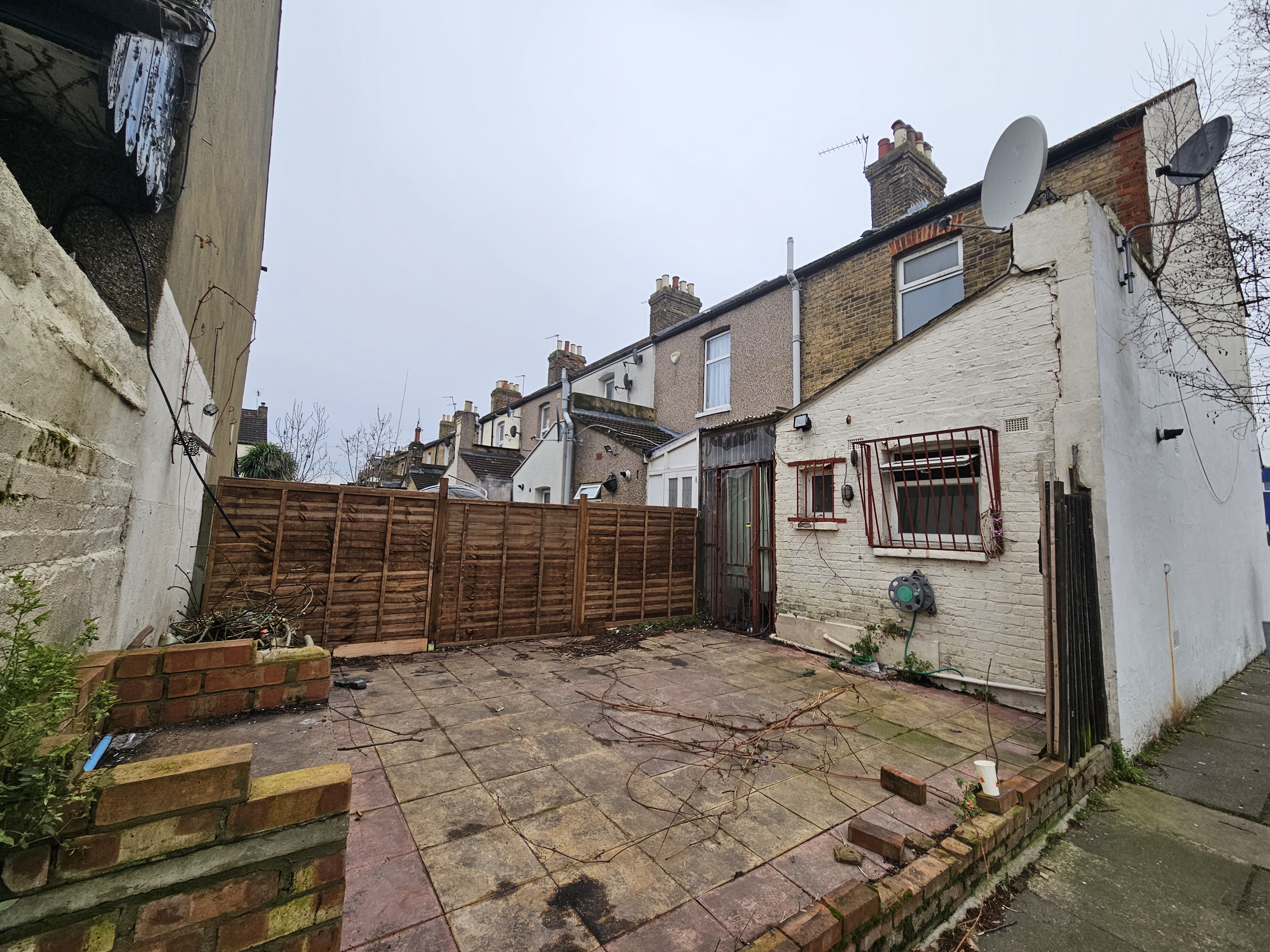 VACANT - Freehold End of Terrace House 