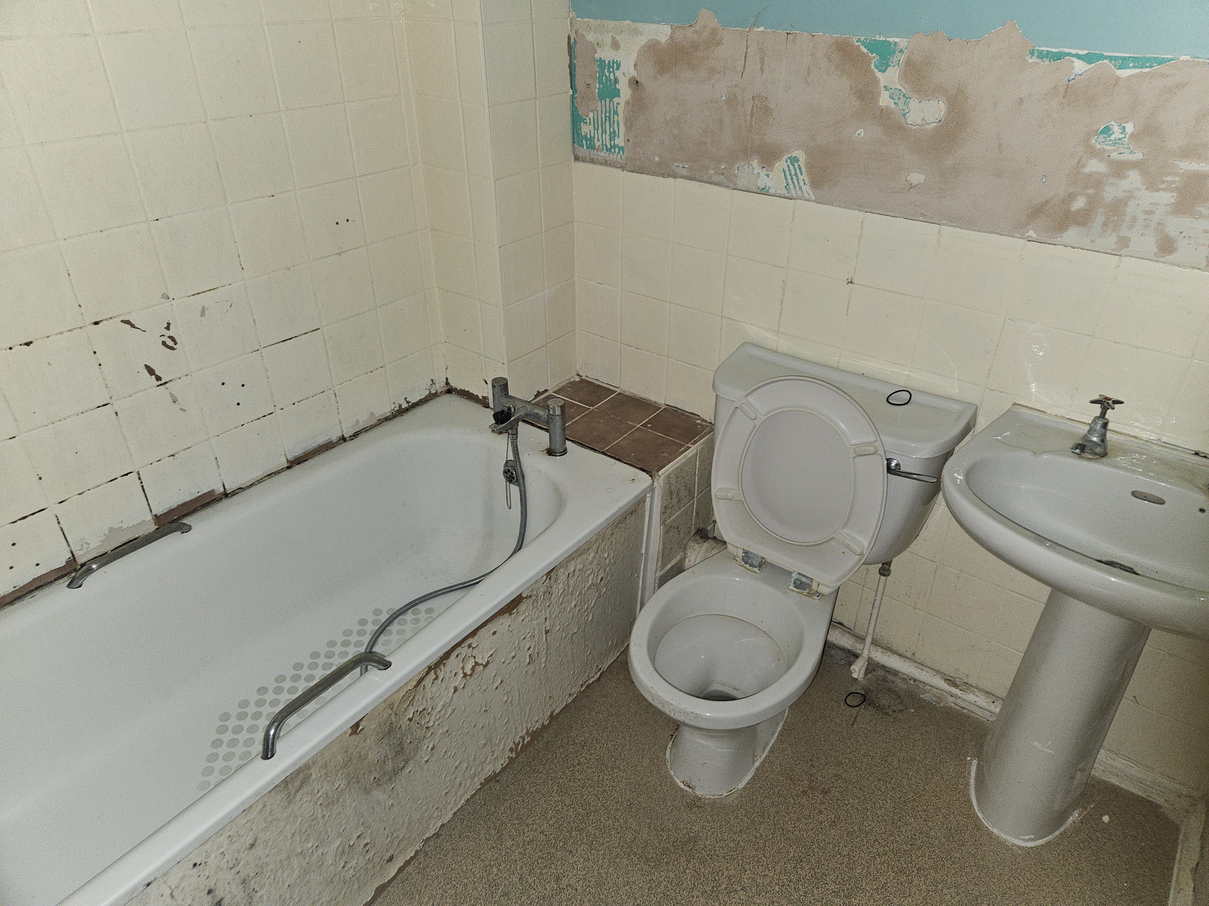 VACANT - Freehold Mid Terrace House