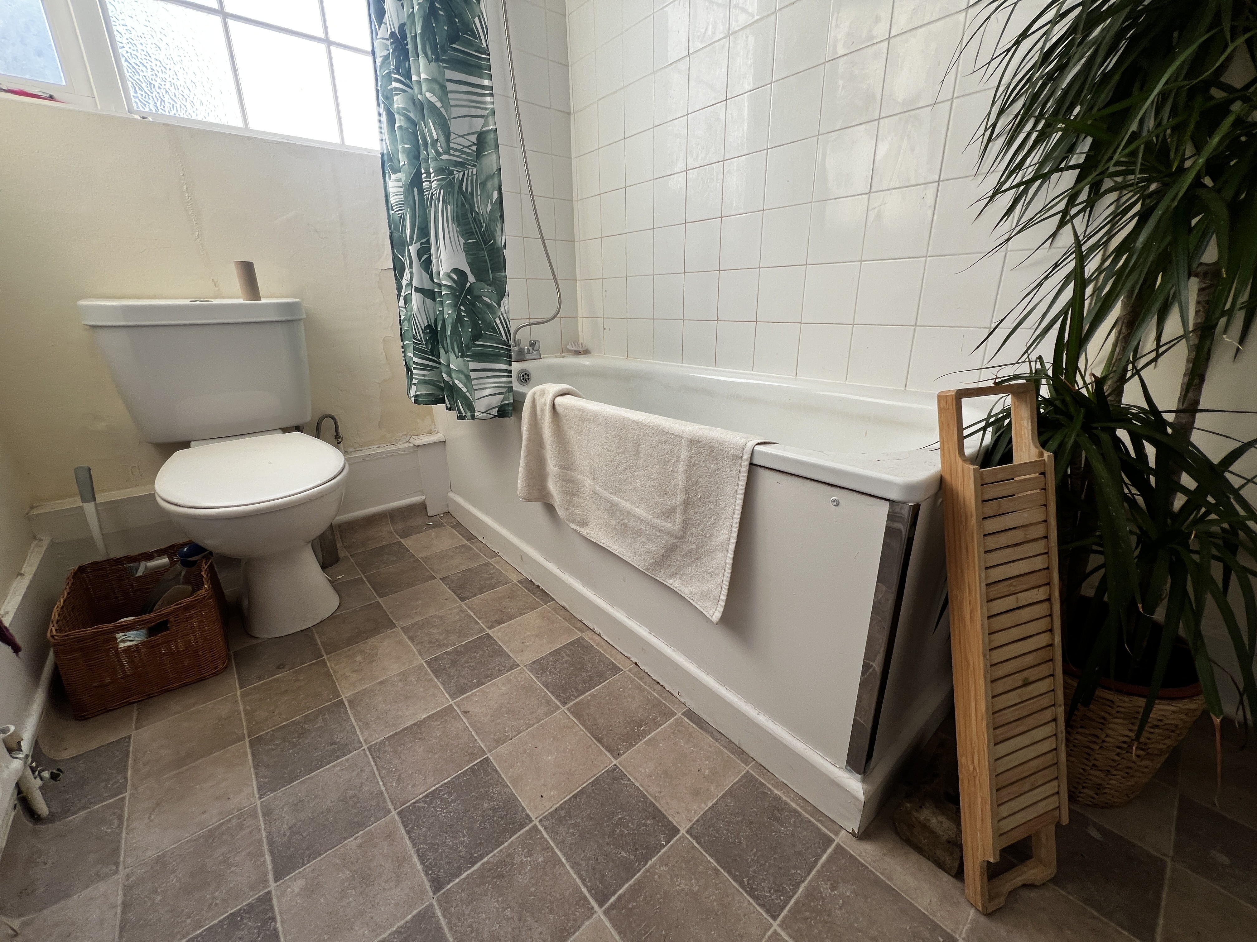 INVESTMENT - Freehold End of Terrace (HMO) Building 