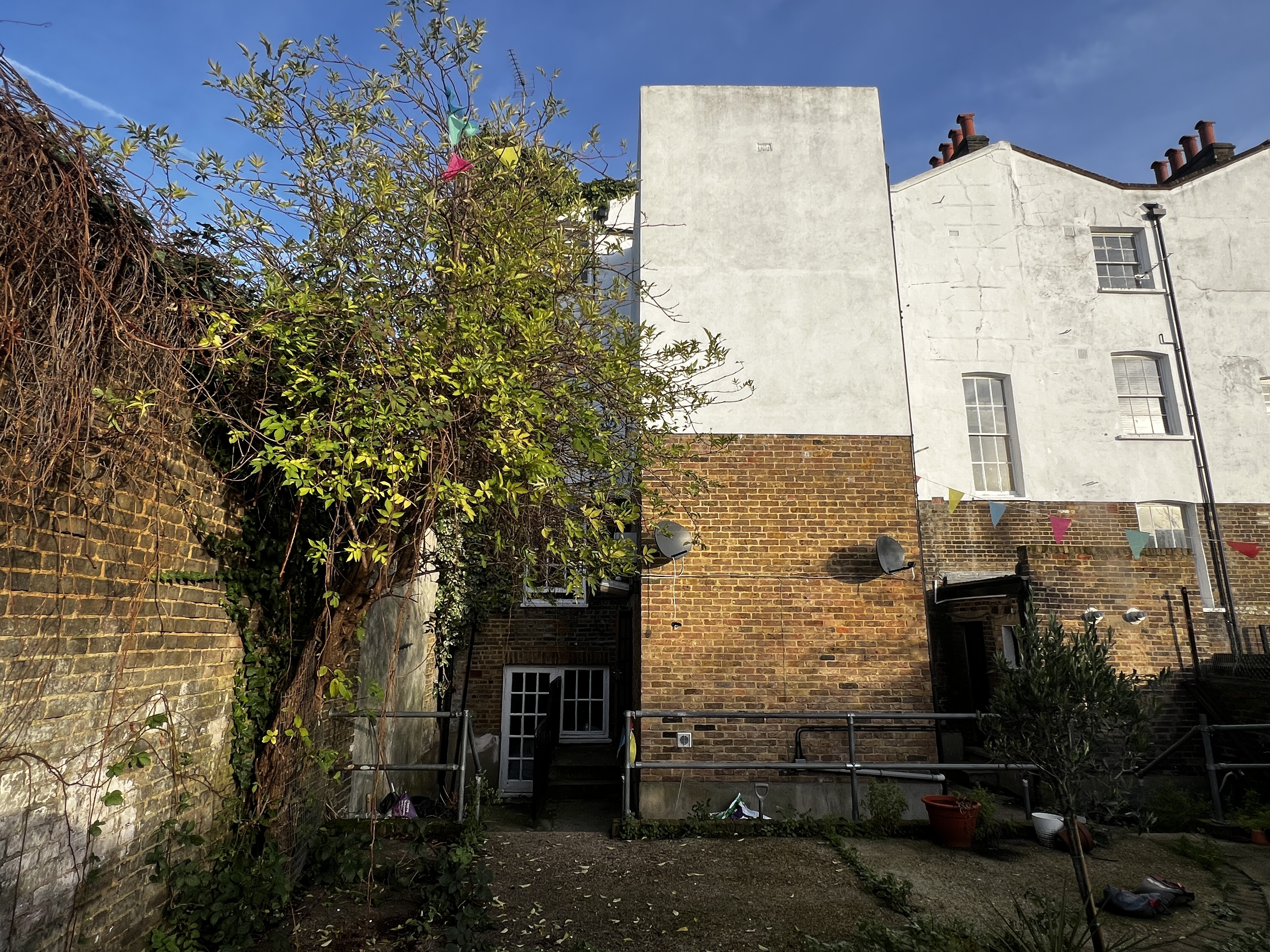 INVESTMENT - Freehold End of Terrace (HMO) Building 