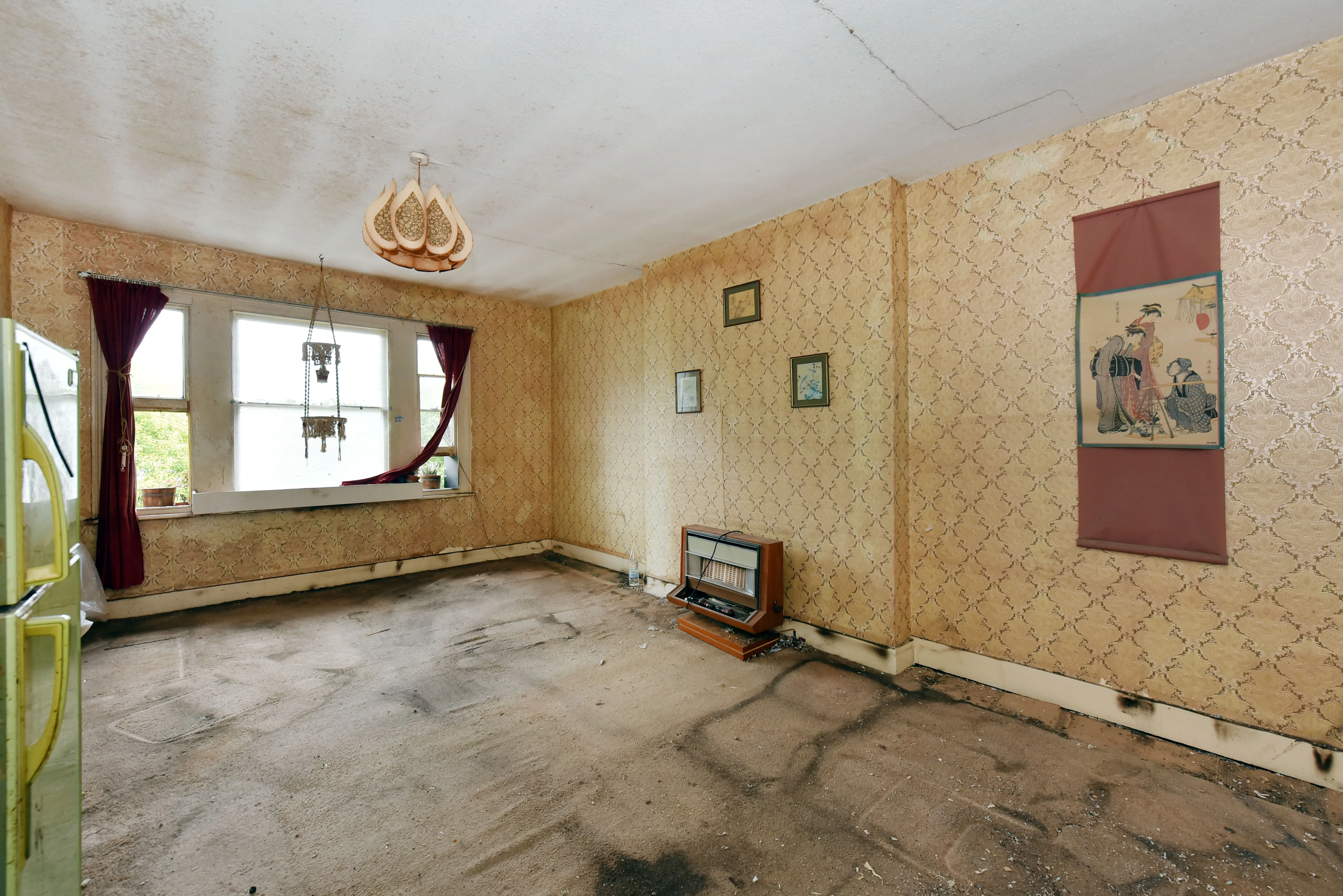 VACANT - Long Leasehold Self Contained Top Floor Apartment 