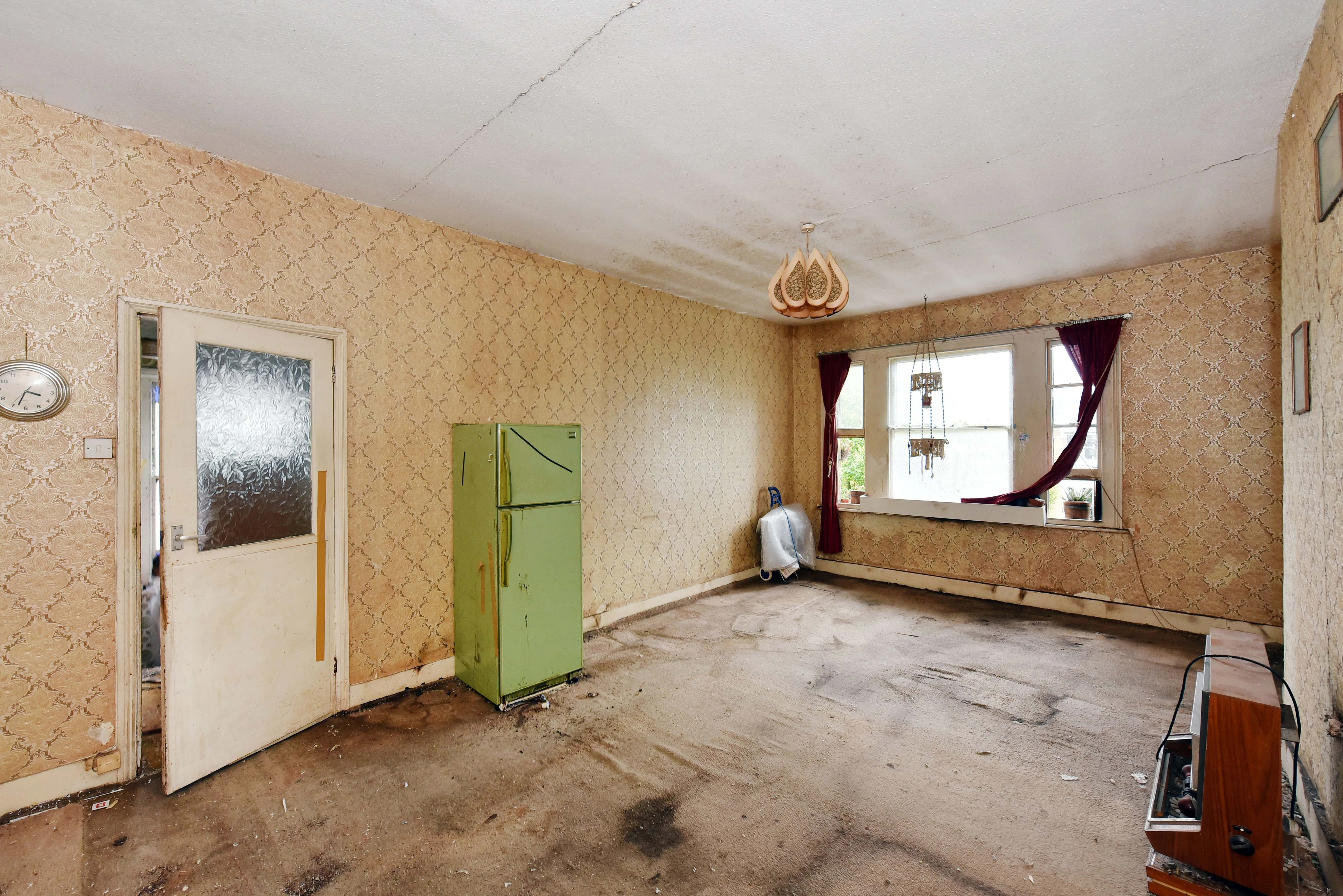 VACANT - Long Leasehold Self Contained Top Floor Apartment 