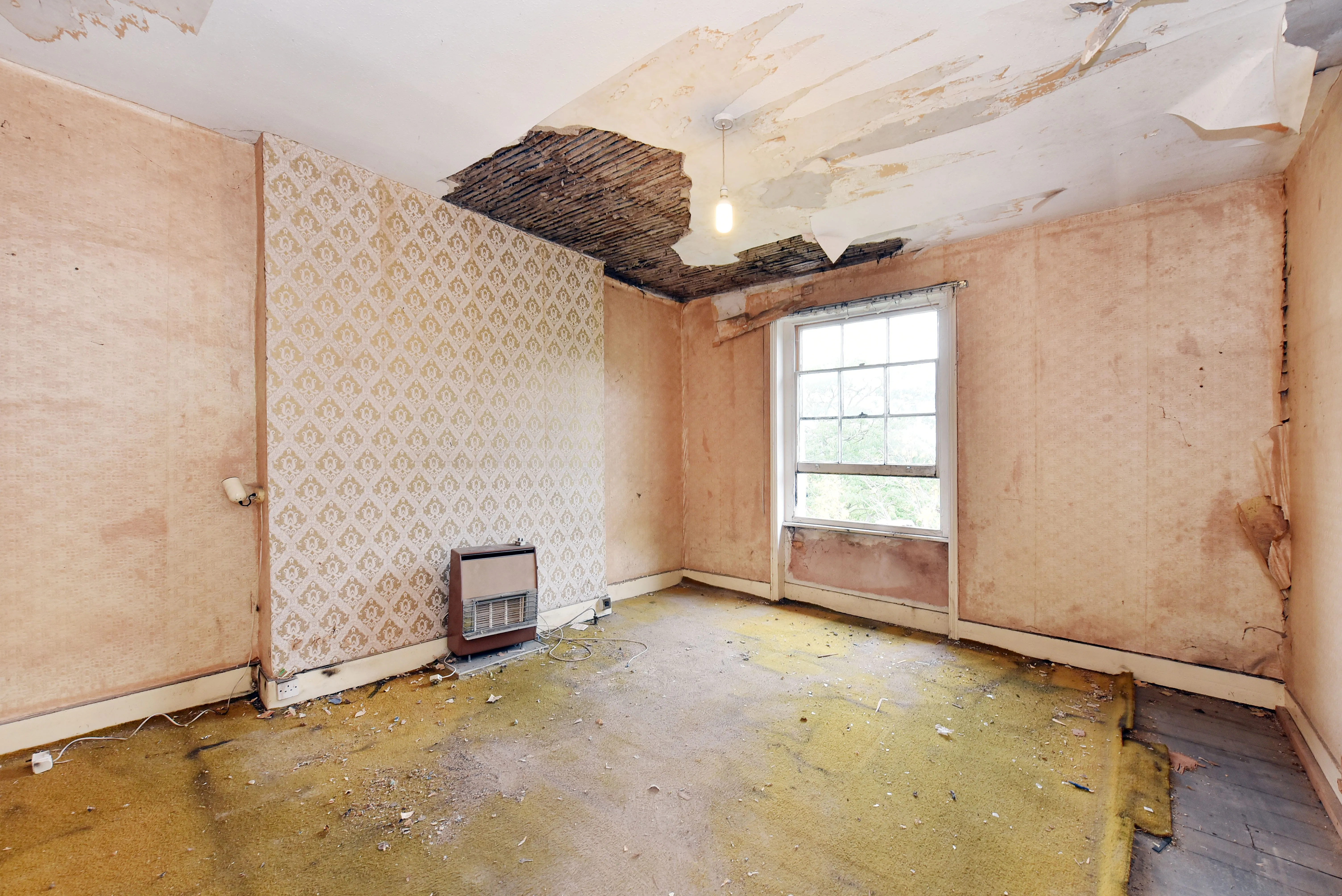 VACANT - Long Leasehold Self Contained Top Floor Apartment 