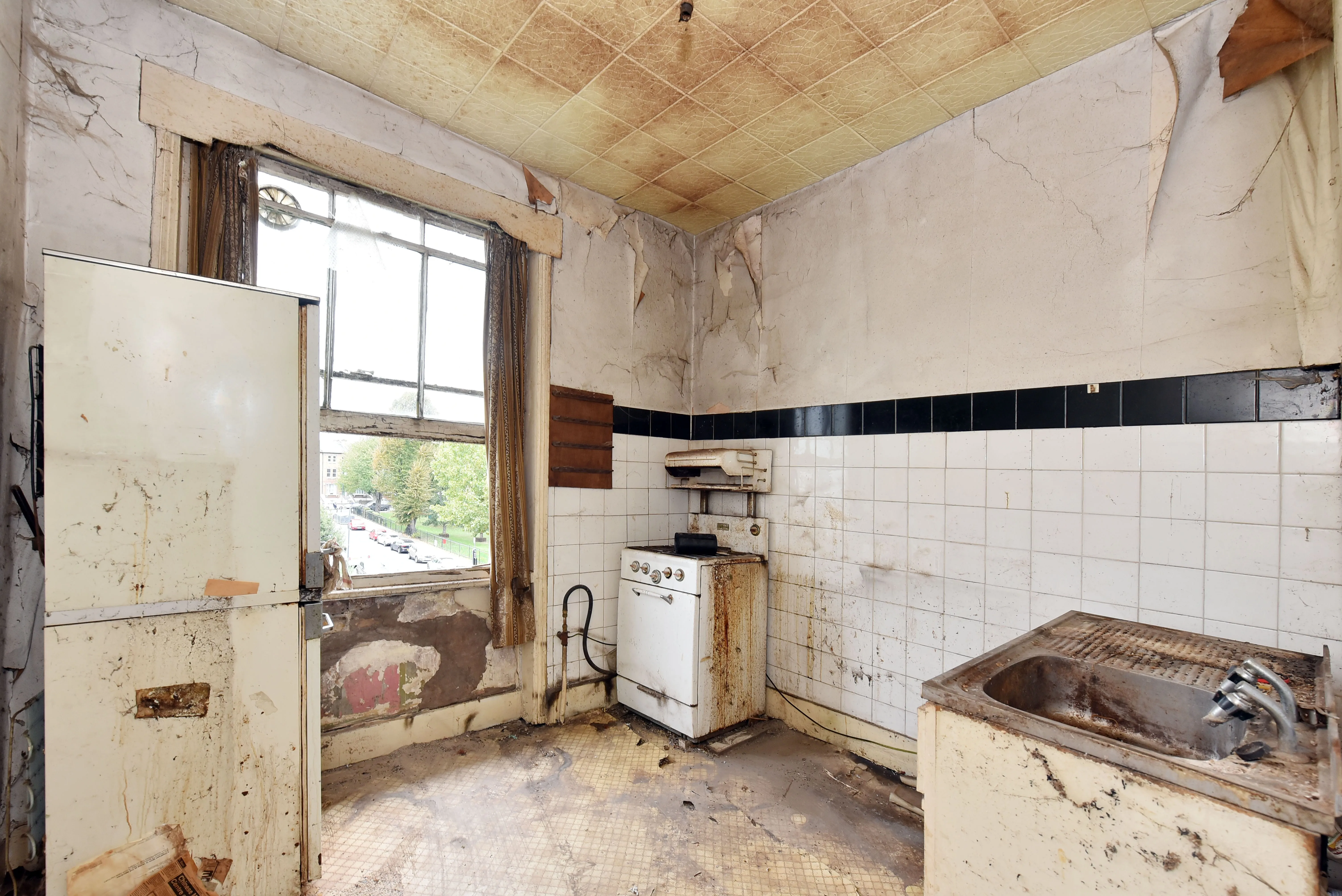 VACANT - Long Leasehold Self Contained Top Floor Apartment 