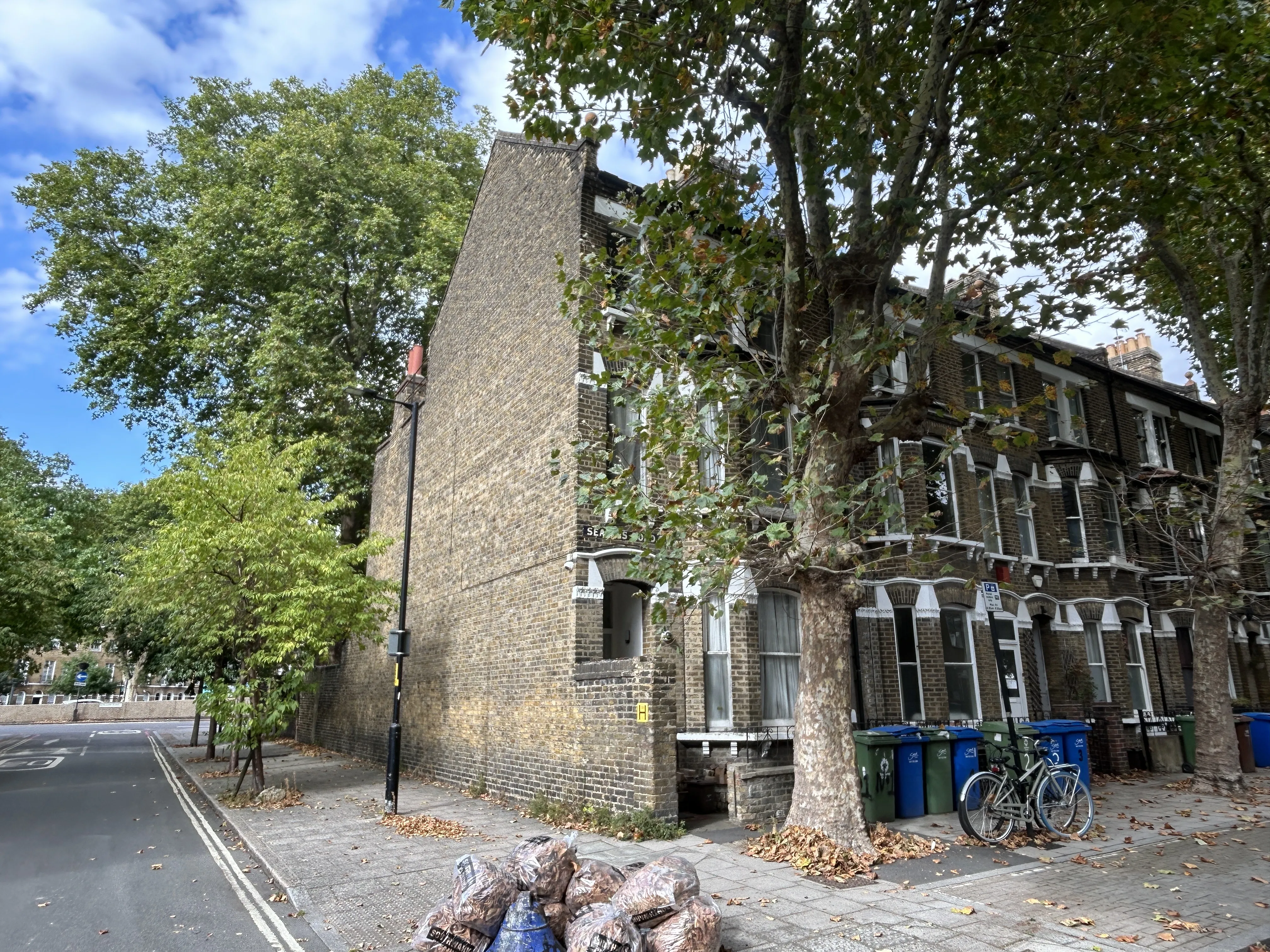 INVESTMENT - Freehold End of Terrace HMO Building