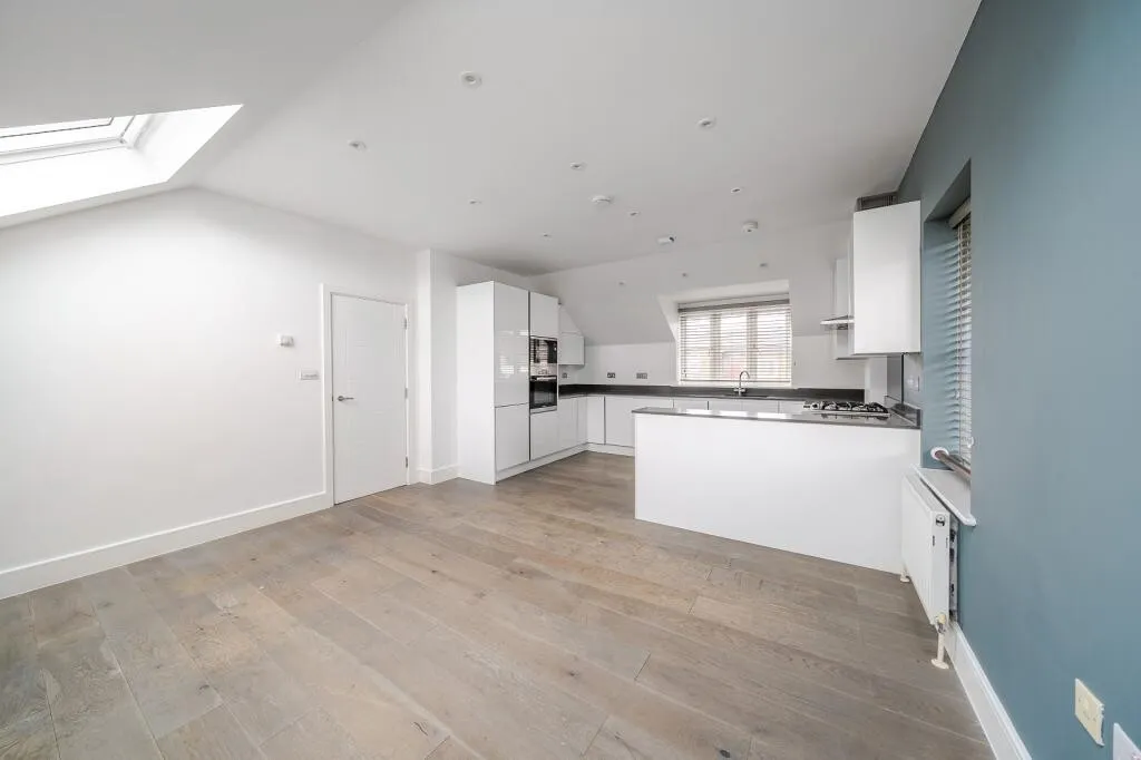 INVESTMENT/VACANT - Freehold Detached Building 