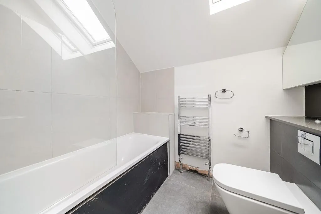 INVESTMENT/VACANT - Freehold Detached Building 