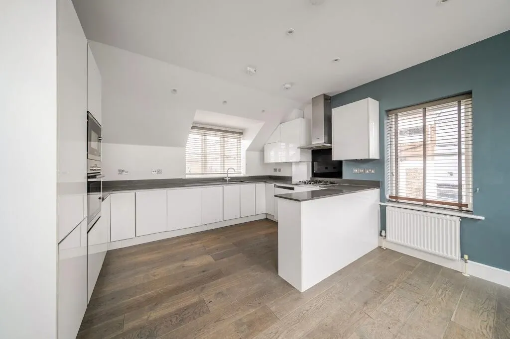 INVESTMENT/VACANT - Freehold Detached Building 