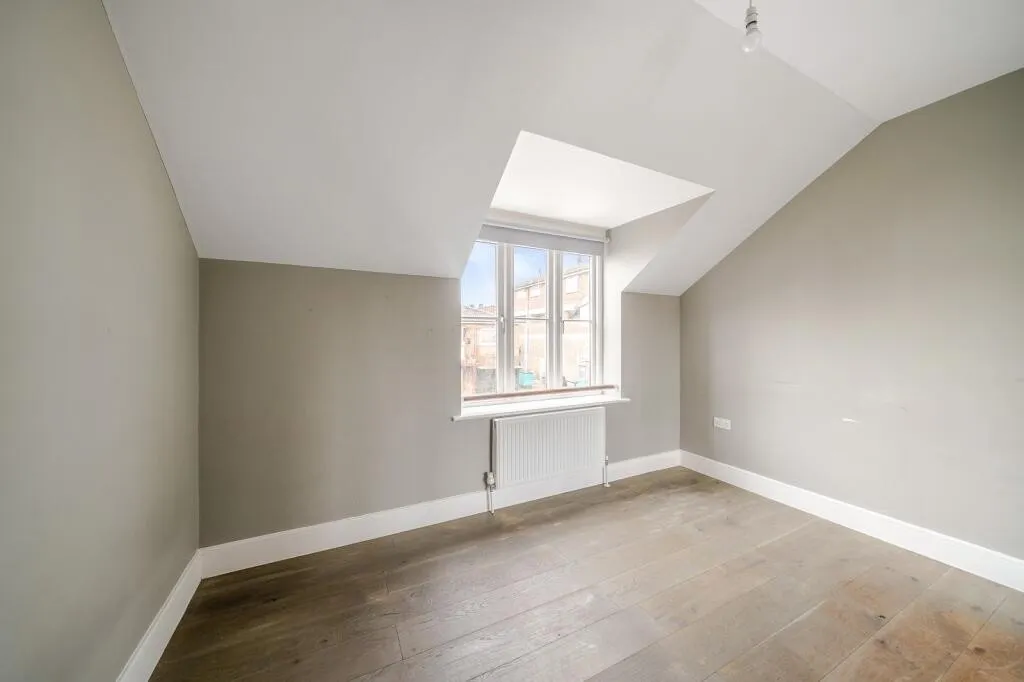 INVESTMENT/VACANT - Freehold Detached Building 