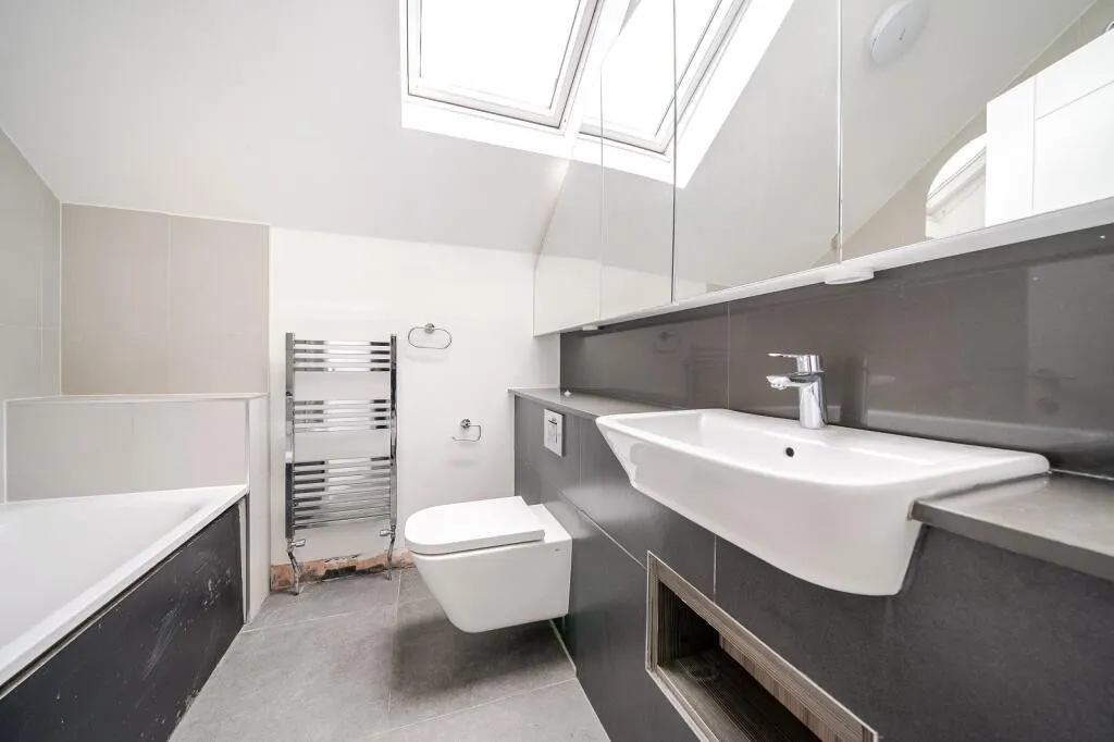 INVESTMENT/VACANT - Freehold Detached Building 