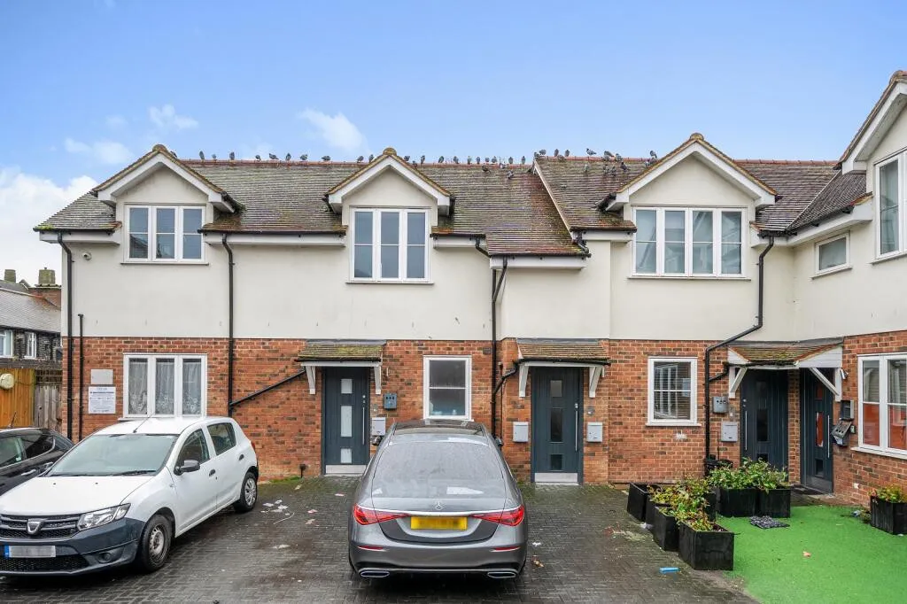INVESTMENT/VACANT - Freehold Detached Building 