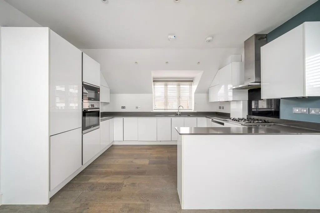 INVESTMENT/VACANT - Freehold Detached Building 