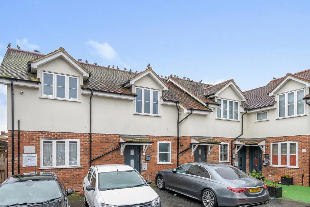 INVESTMENT/VACANT - Freehold Detached Building 