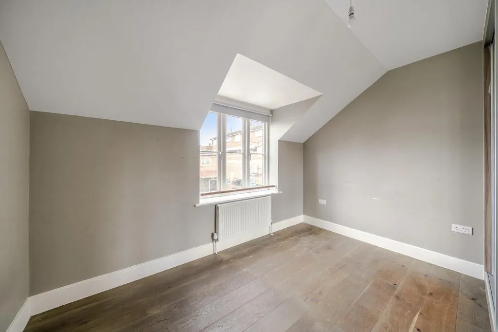 INVESTMENT/VACANT - Freehold Detached Building 