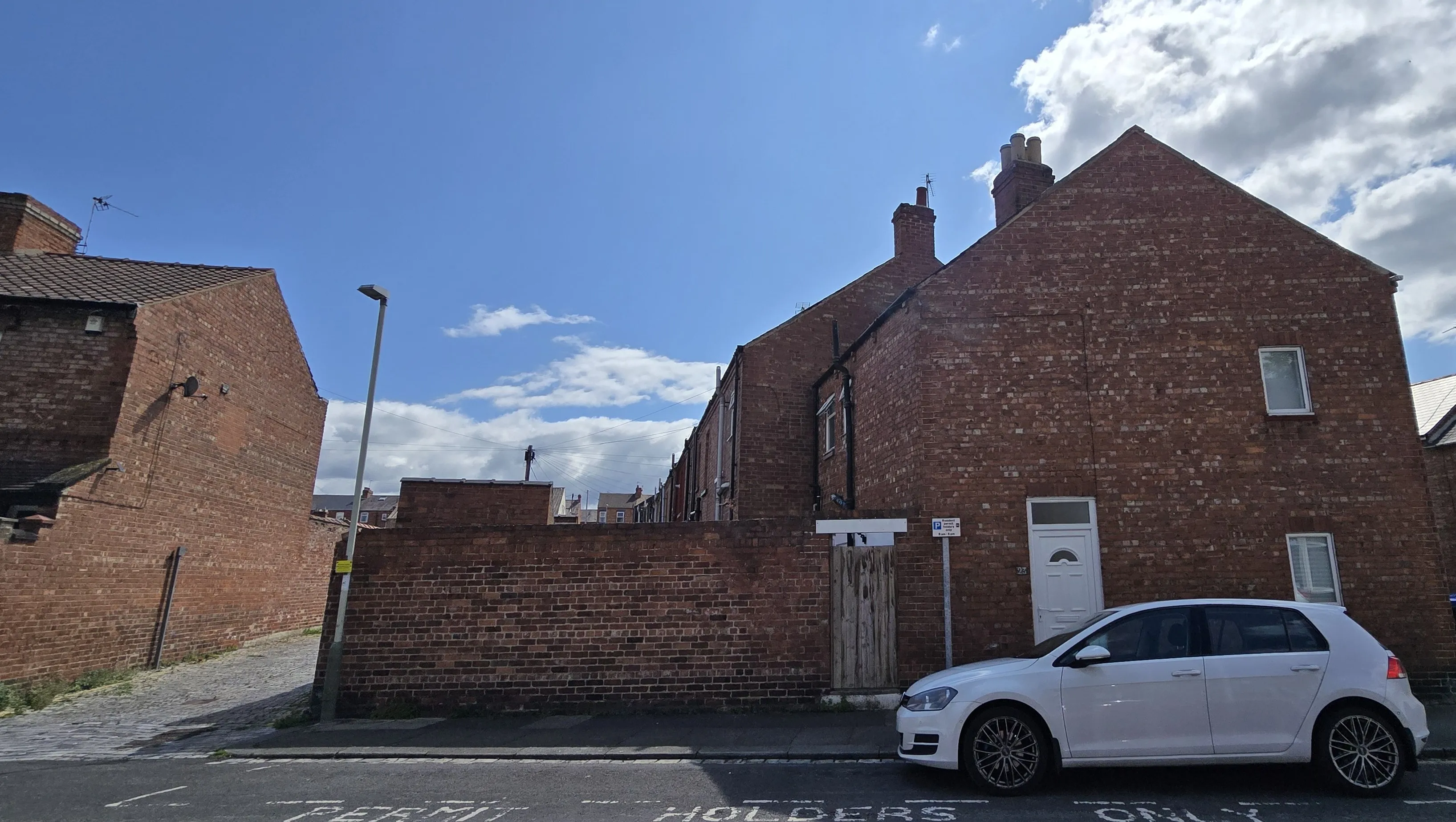 INVESTMENT - Freehold End of Terrace House