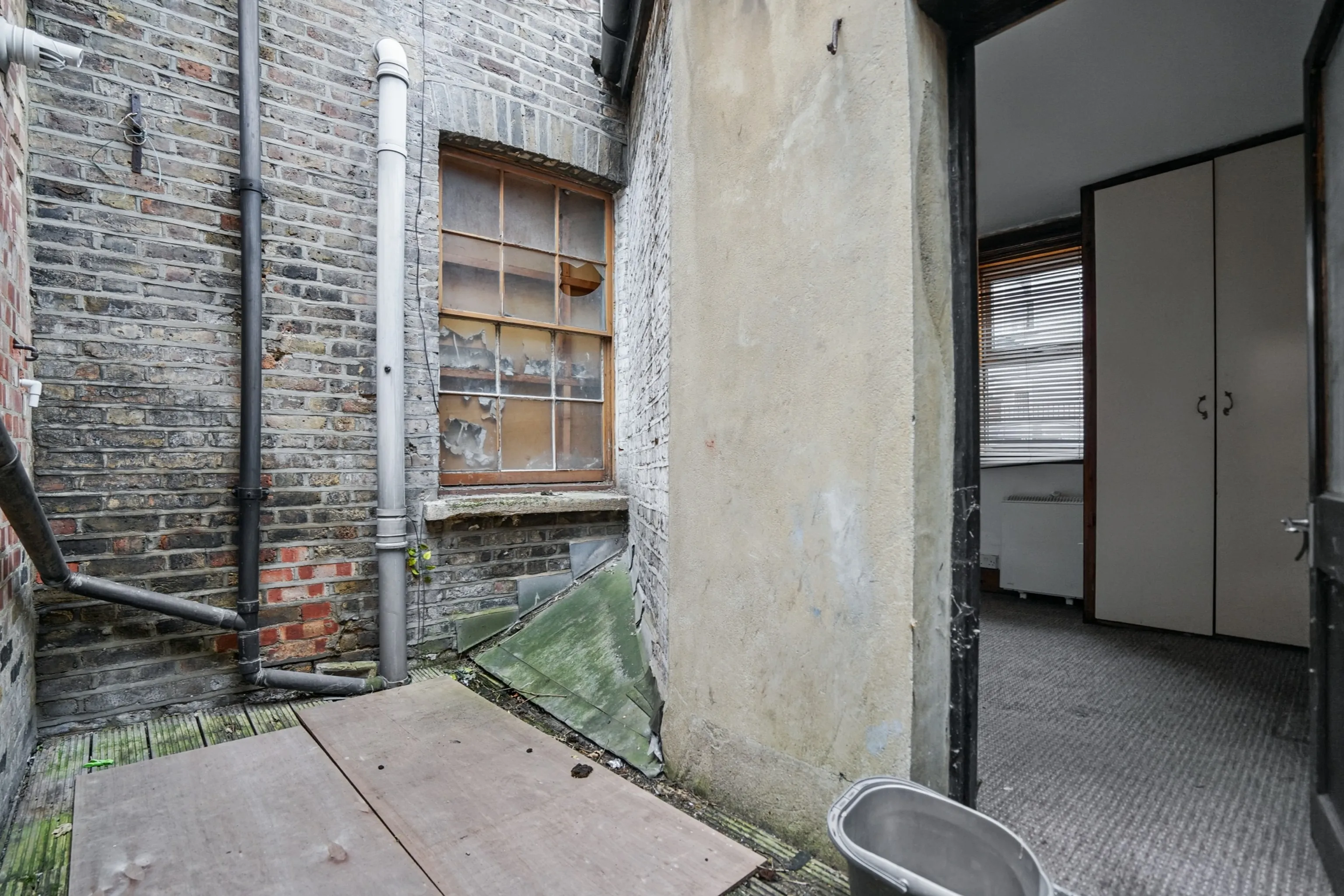VACANT - Freehold End of Terrace Mixed Use Building