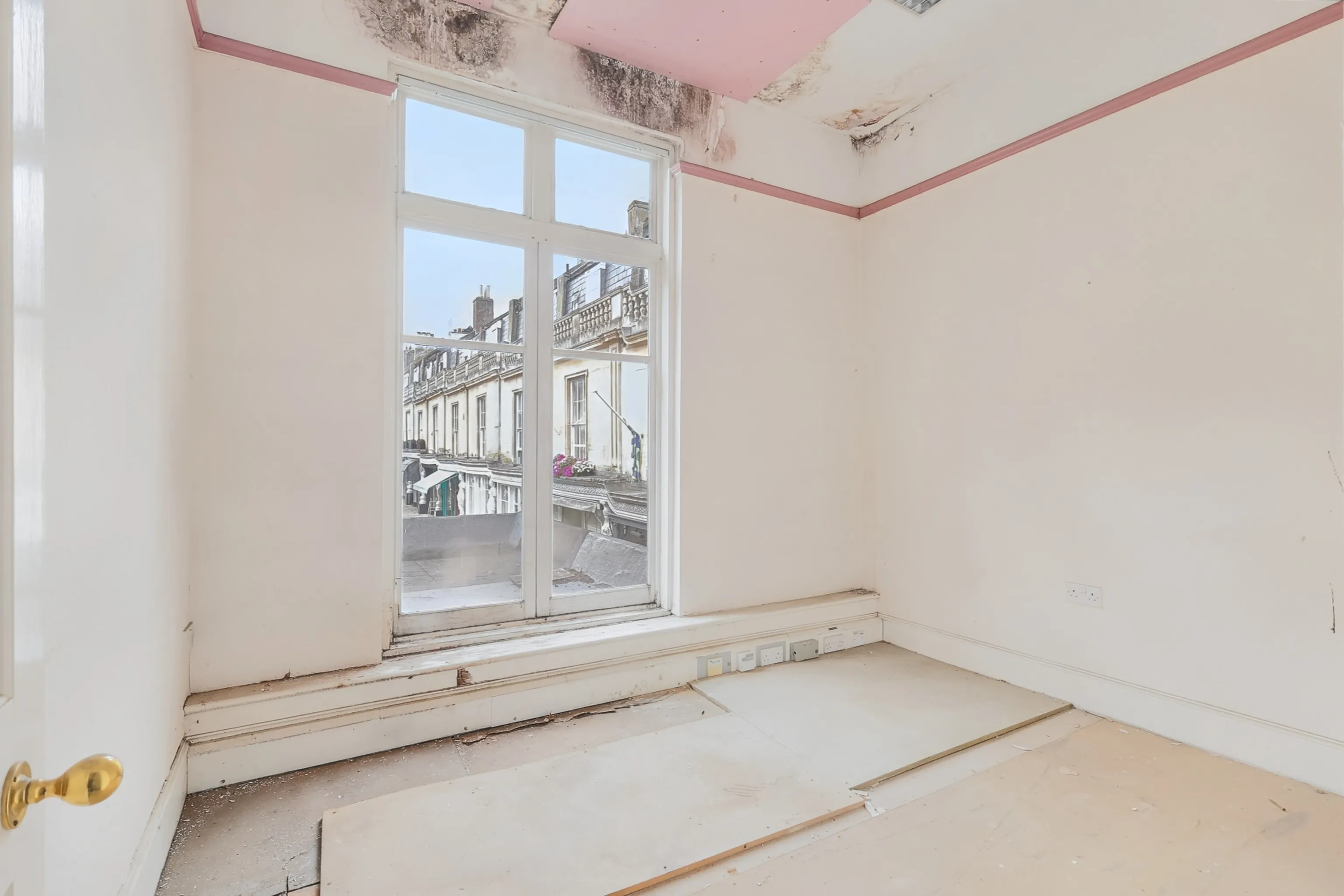 VACANT - Long Leasehold Grade II Listed Upper Parts Currently Comprising Former Office Accommodation