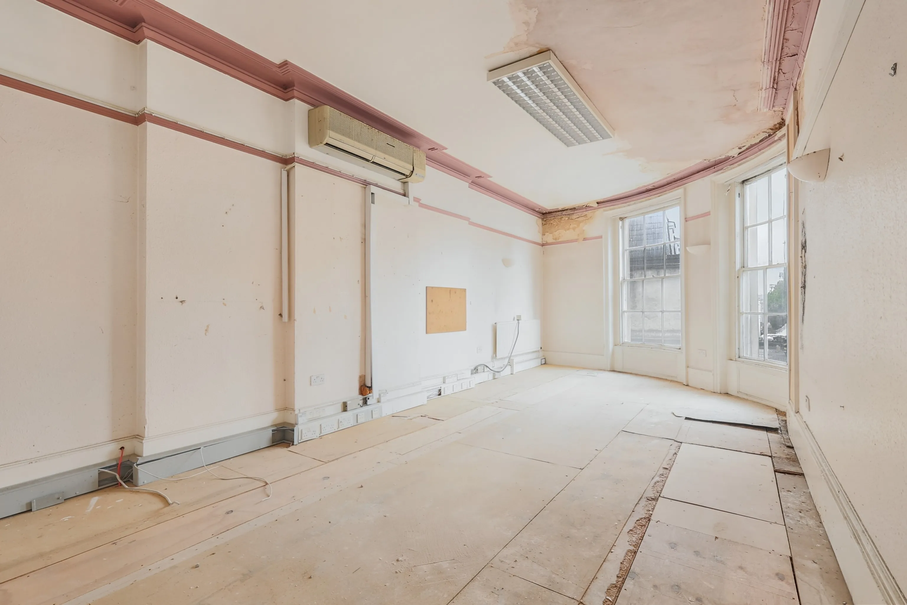 VACANT - Long Leasehold Grade II Listed Upper Parts Currently Comprising Former Office Accommodation