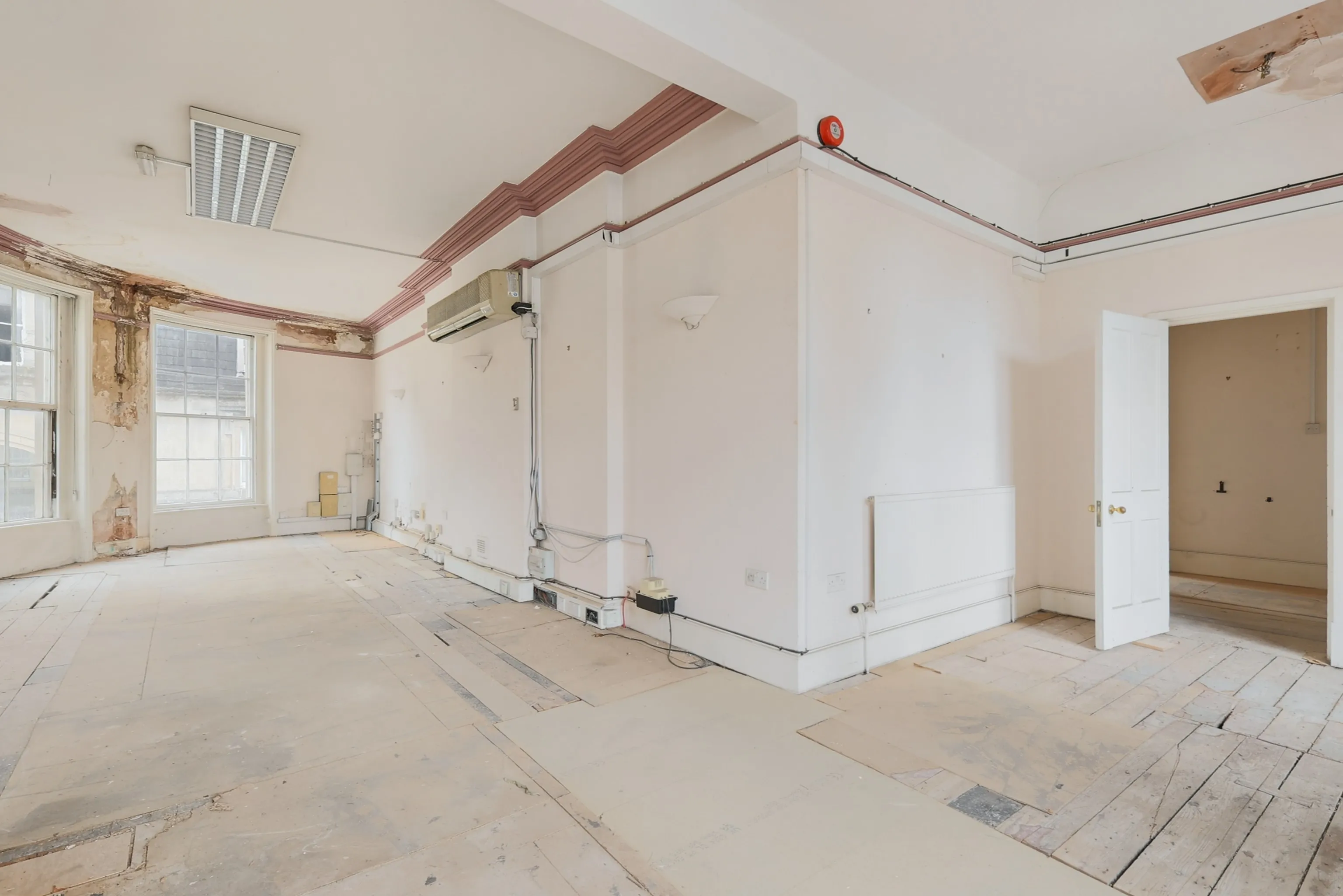 VACANT - Long Leasehold Grade II Listed Upper Parts Currently Comprising Former Office Accommodation