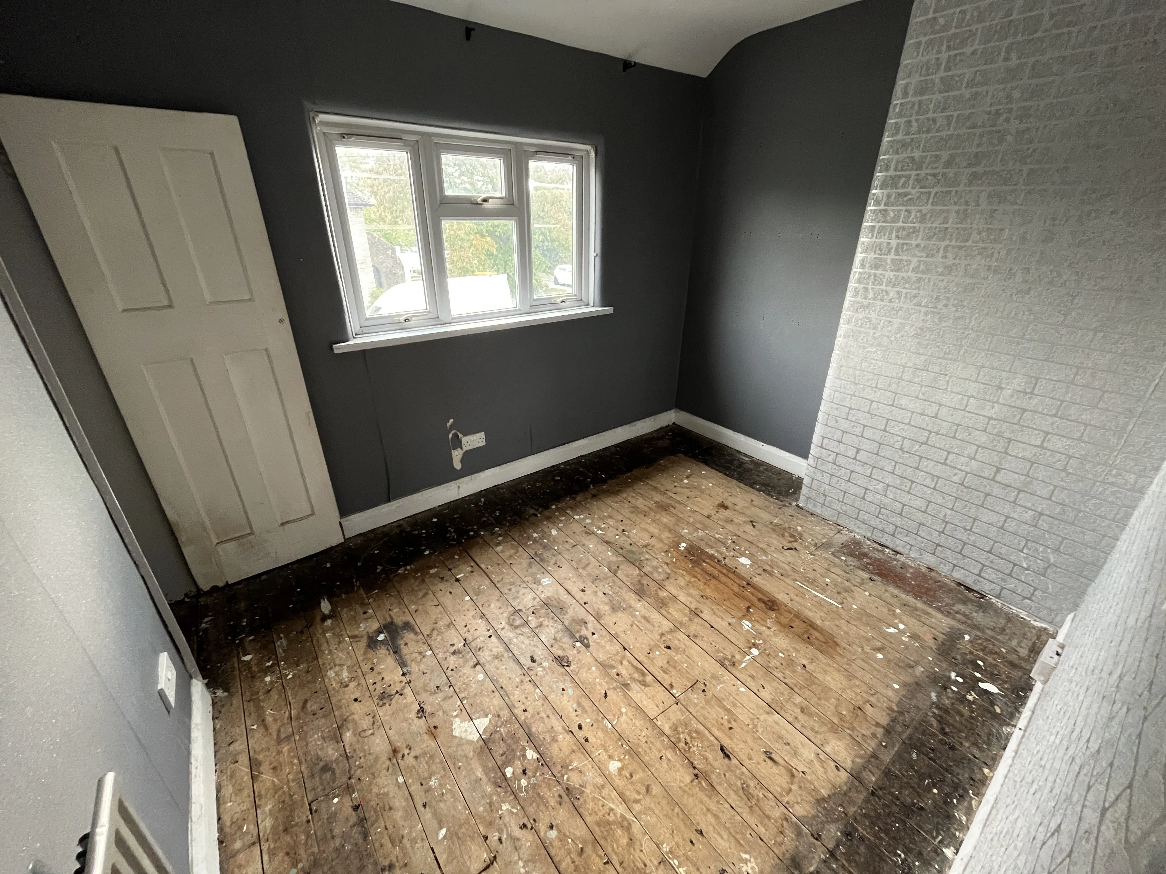 VACANT - Freehold Mid Terrace House