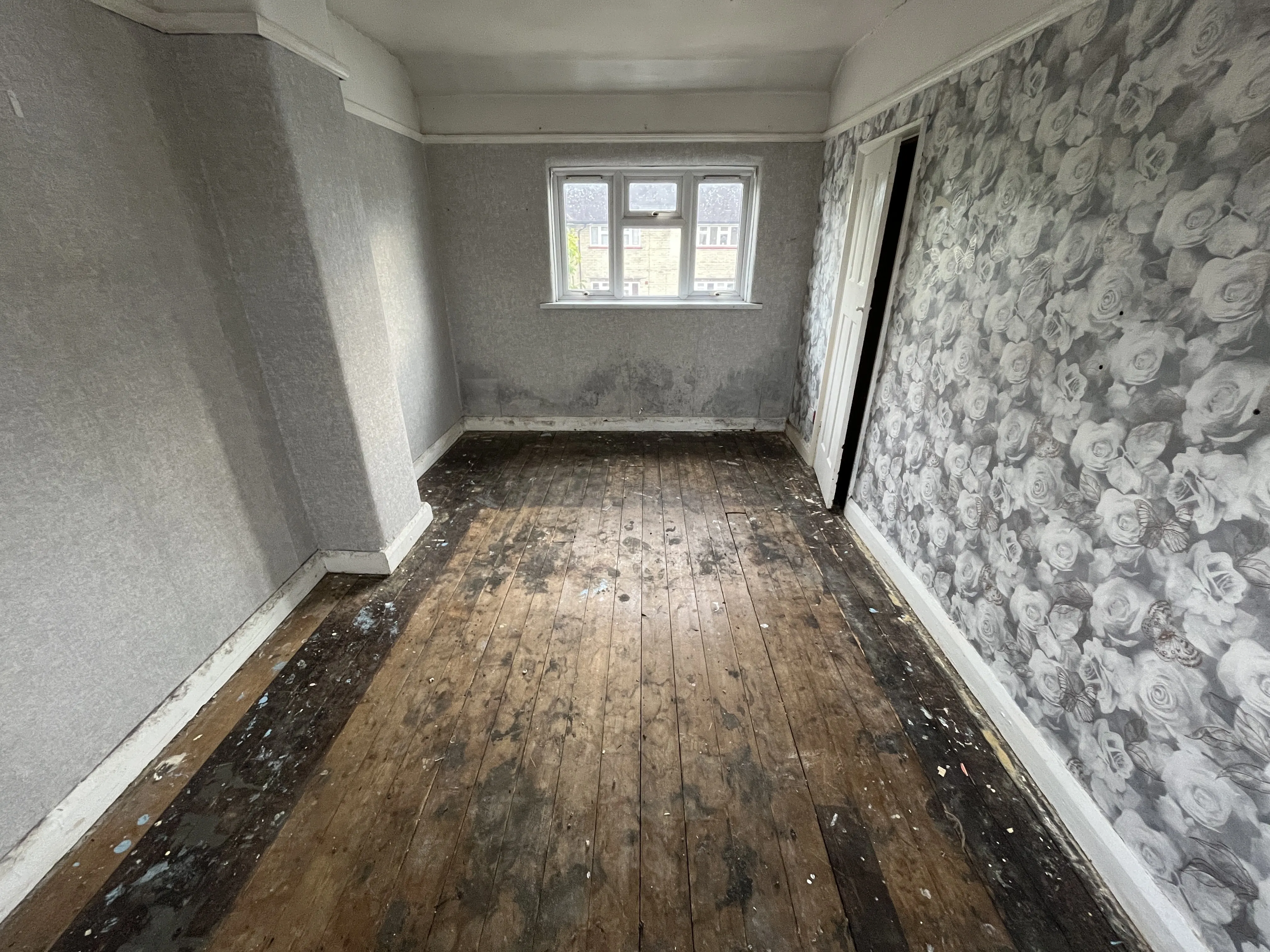 VACANT - Freehold Mid Terrace House