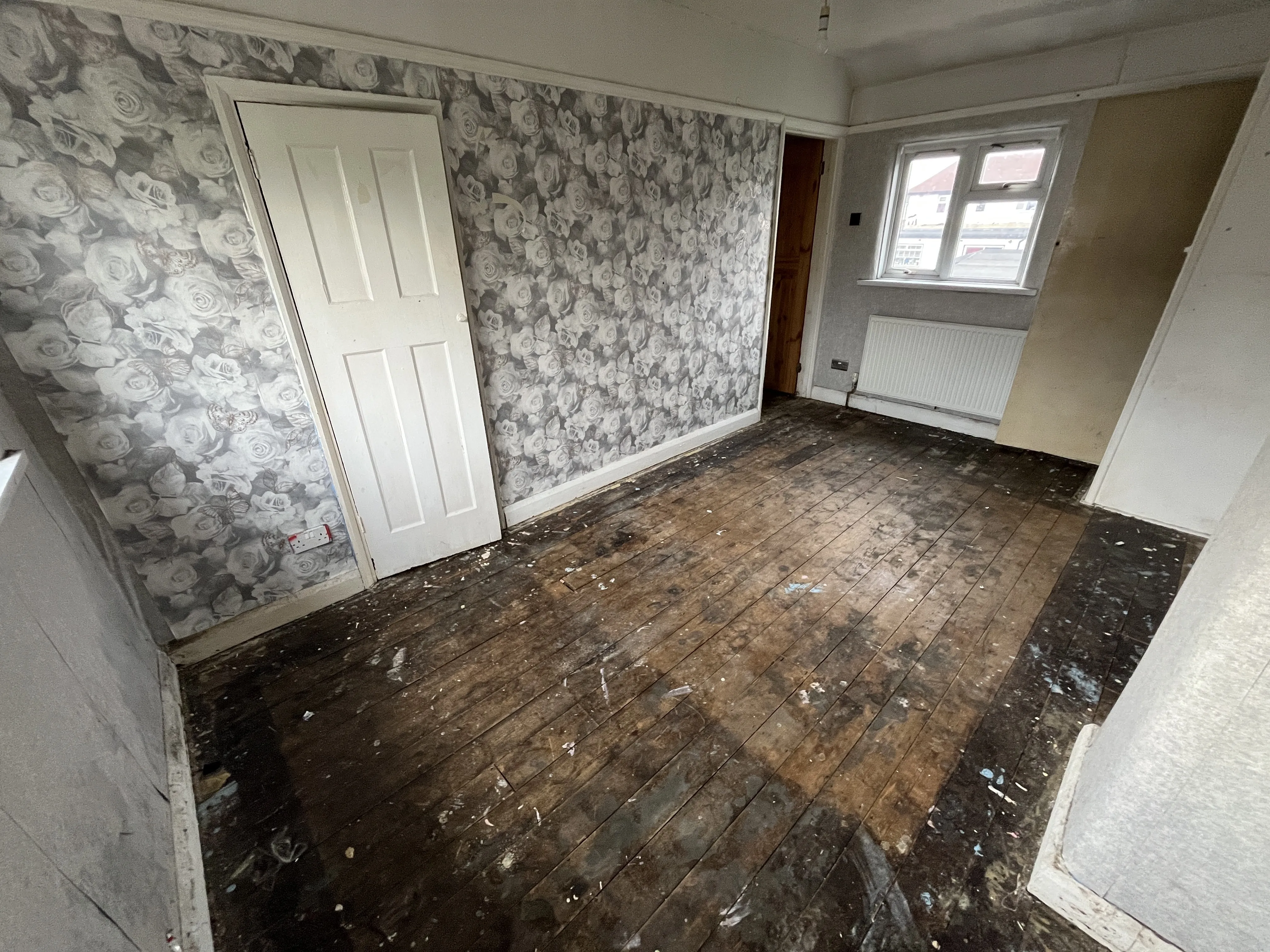 VACANT - Freehold Mid Terrace House