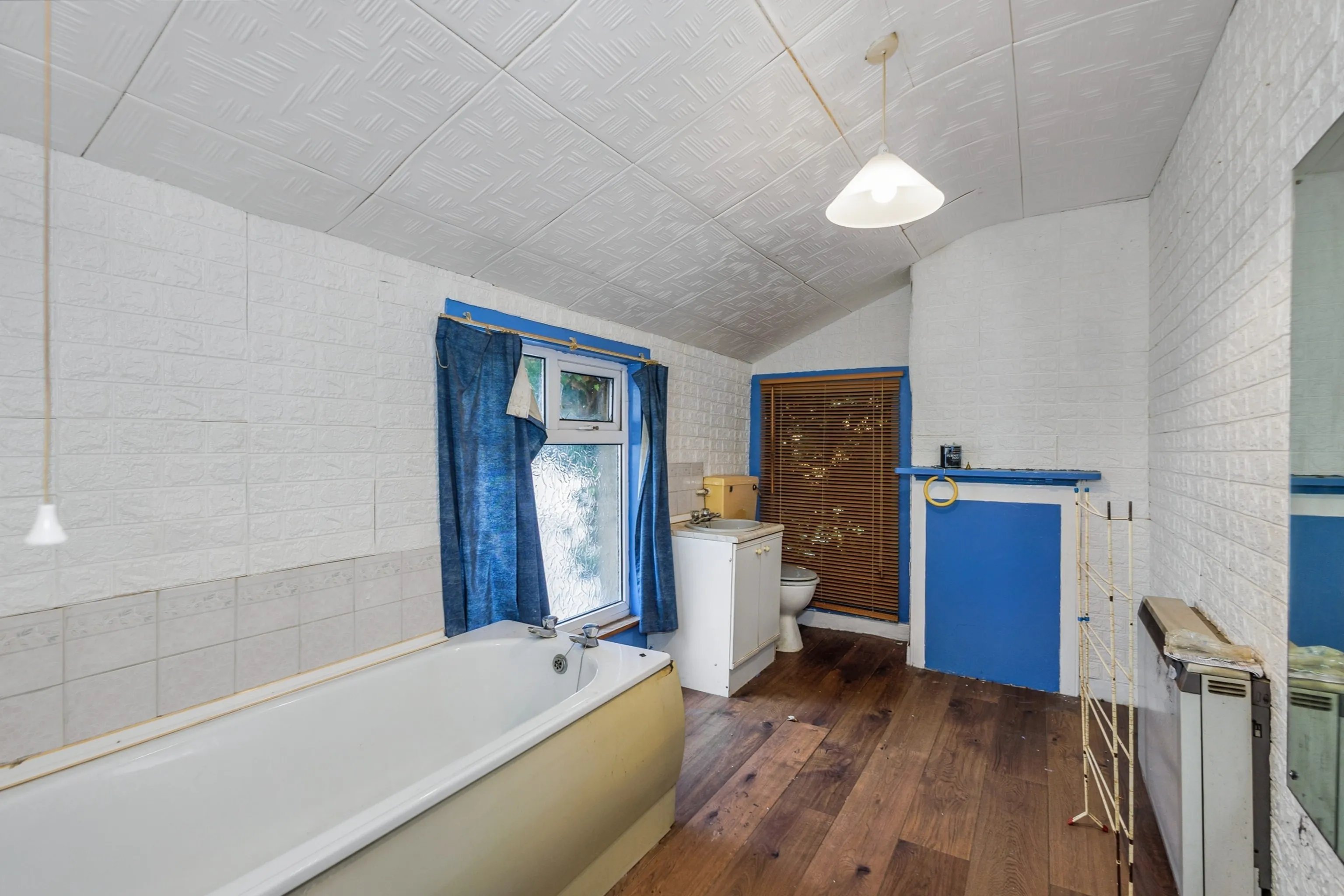 VACANT - Freehold Mid Terrace House